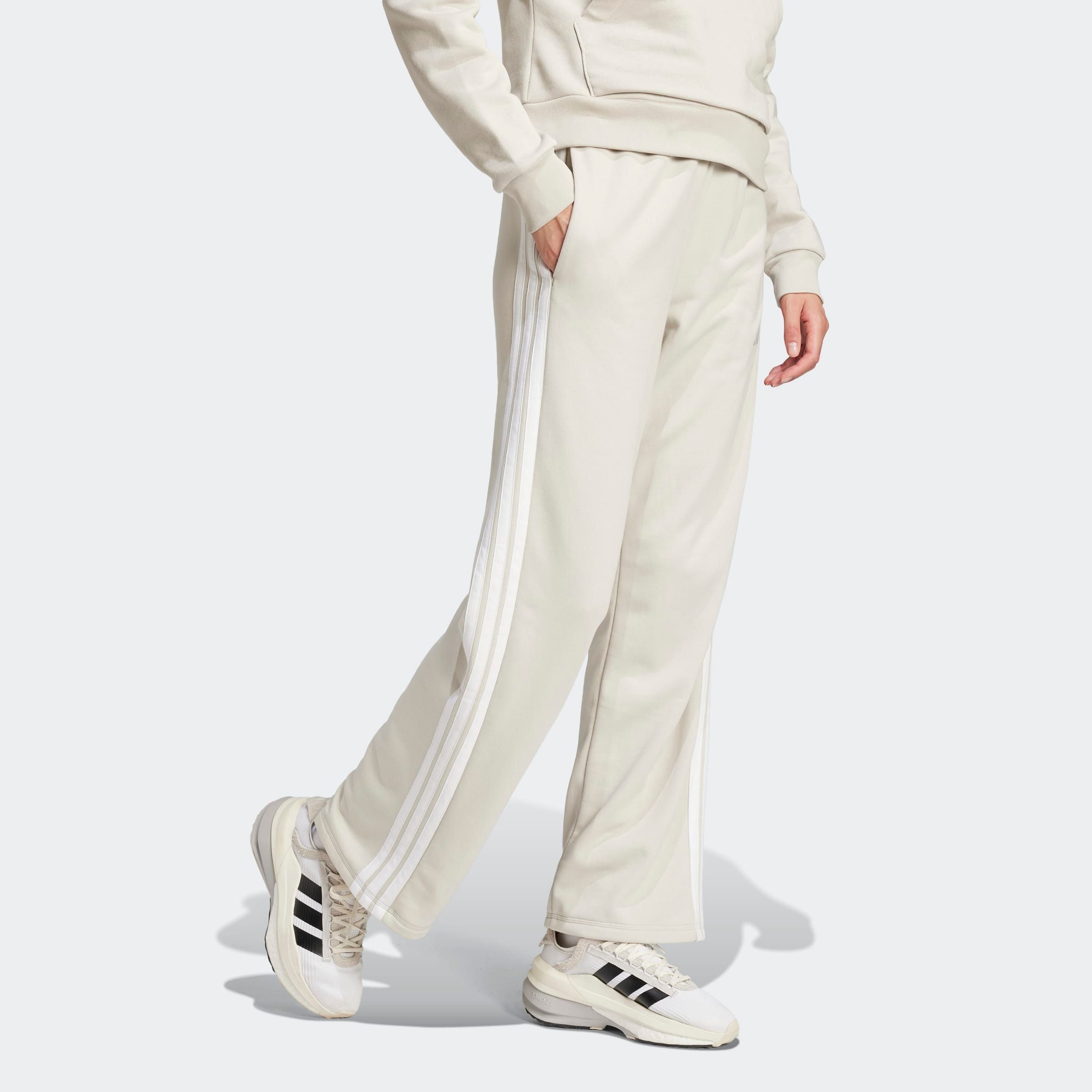 adidas Sportswear Sporthose "ESSENTIALS 3-STREIFEN OPEN HEM FRENCH TERRY" Reguläre Passform, aus weichem French Terry