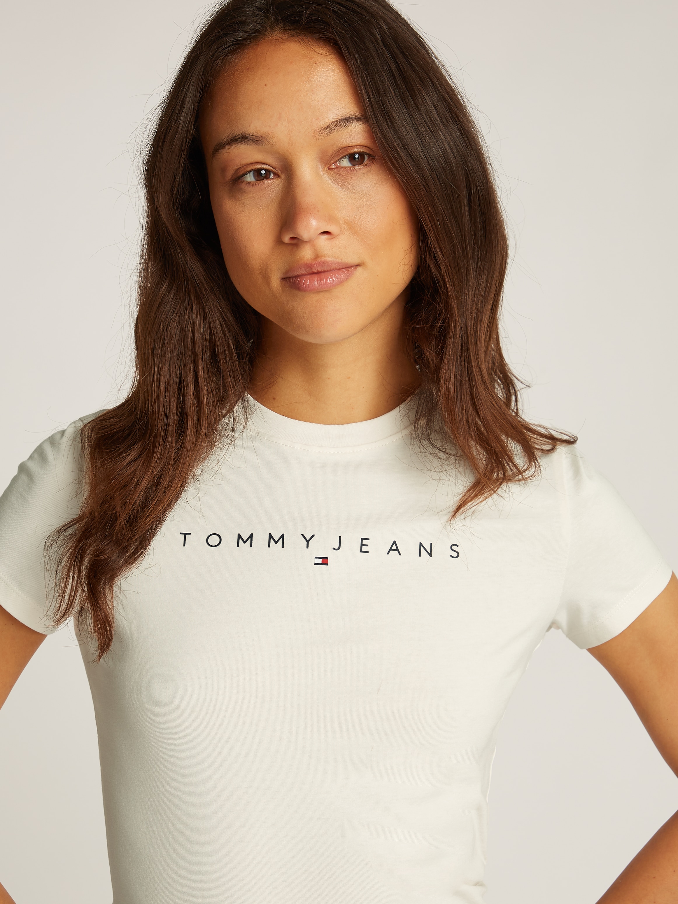 Tommy Jeans T-Shirt »TJW SLIM LINEAR TEE EXT«, mit Logo-Schriftzug