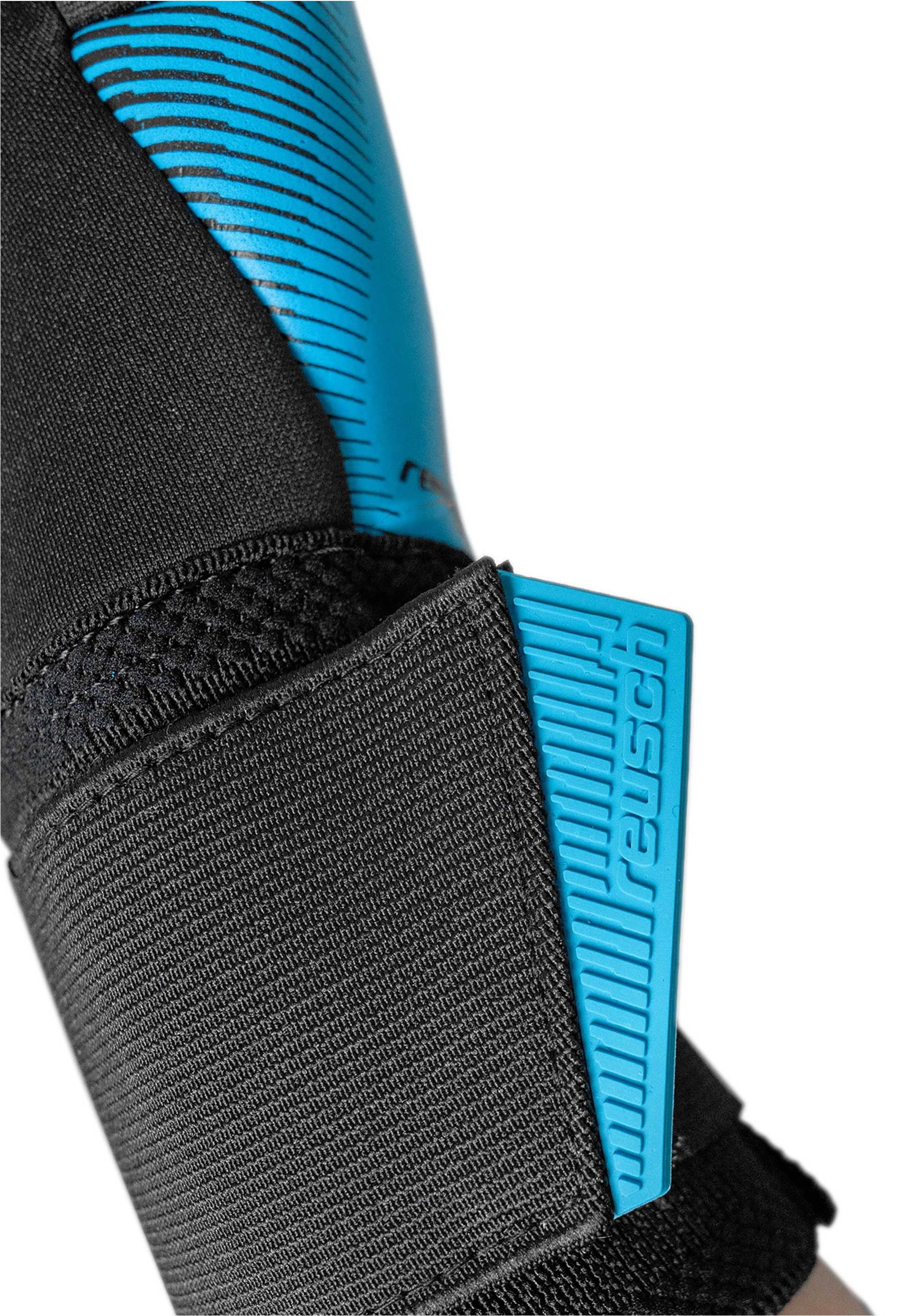 Reusch Torwarthandschuhe »Attrakt Aqua Evolution« mit atmungsaktiven Mesh-Einsätzen