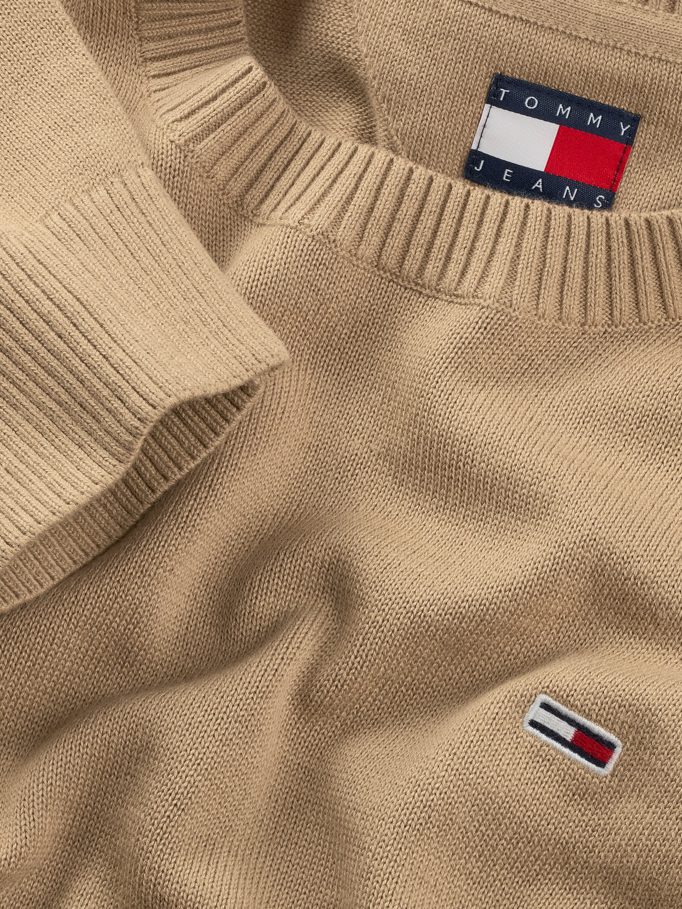 Tommy Jeans Rundhalspullover »TJM SLIM ESSENTIAL LIGHT SWEATER«, mit Flag-Patch