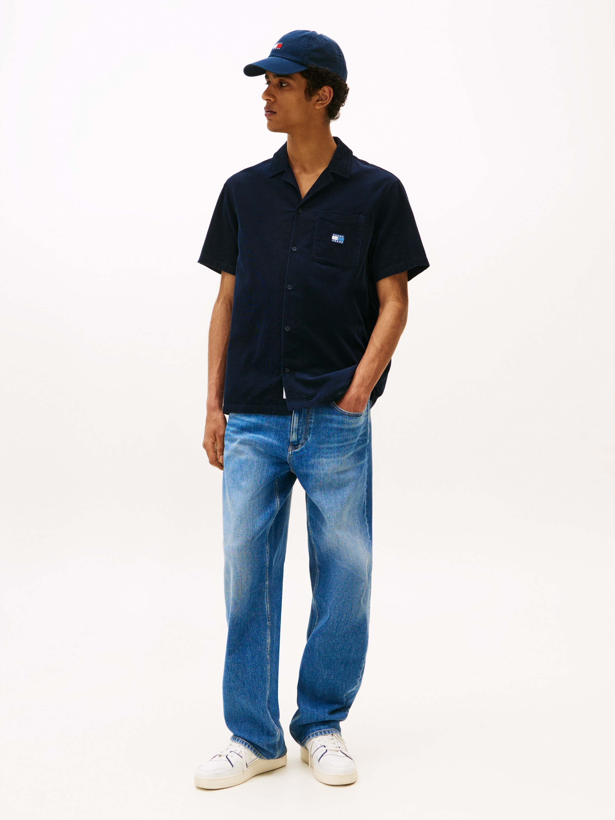 Tommy Jeans Kurzarmhemd »TJM CORD REG CAMP SHIRT«, Mit Rundhalsausschnitt