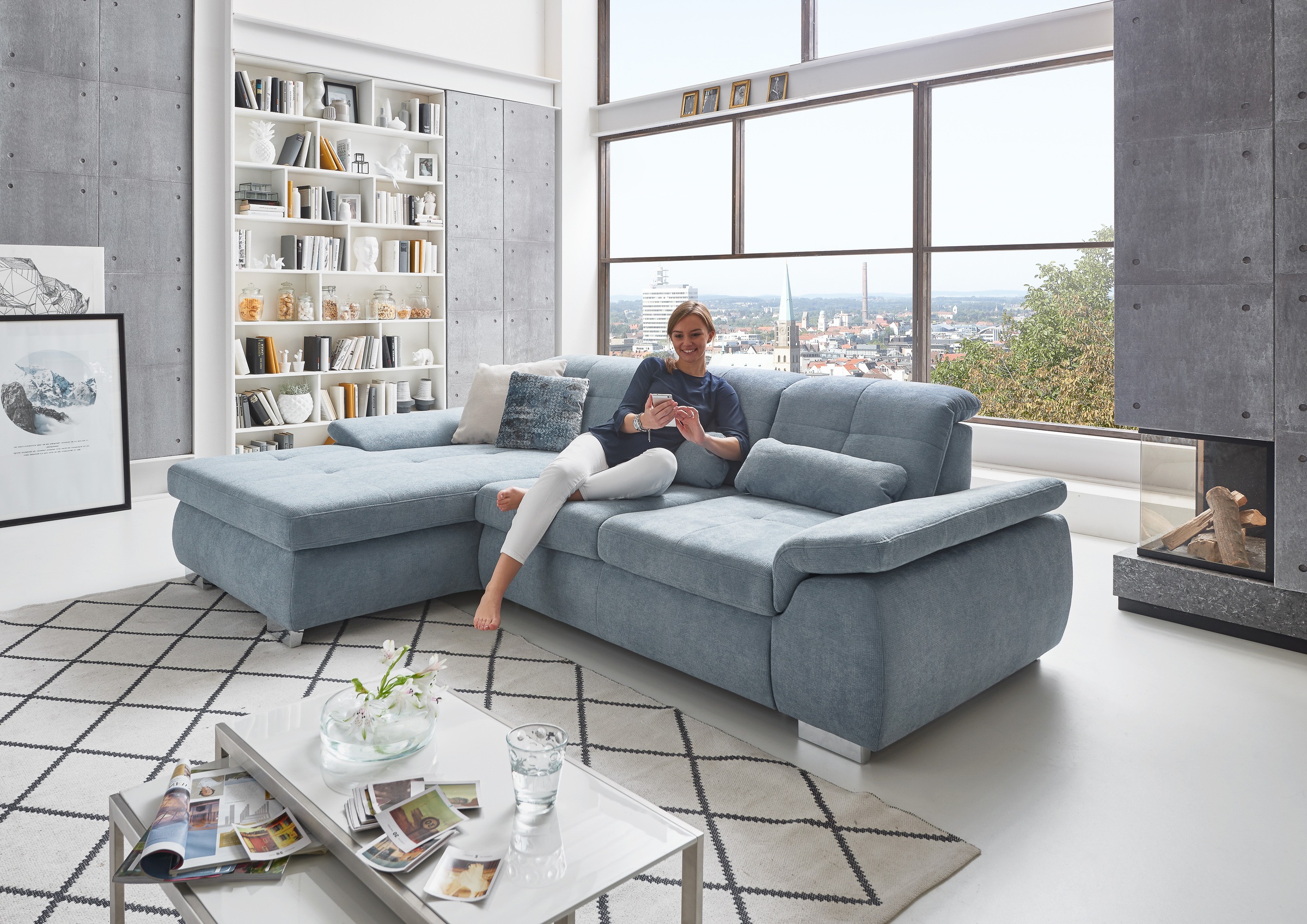 Die PlanBar Ecksofa "MP-IN16037 L-Form, Breite 289 cm, mit Federkern-Polsterung" mit Sitztiefenverstellung & Zierkissen