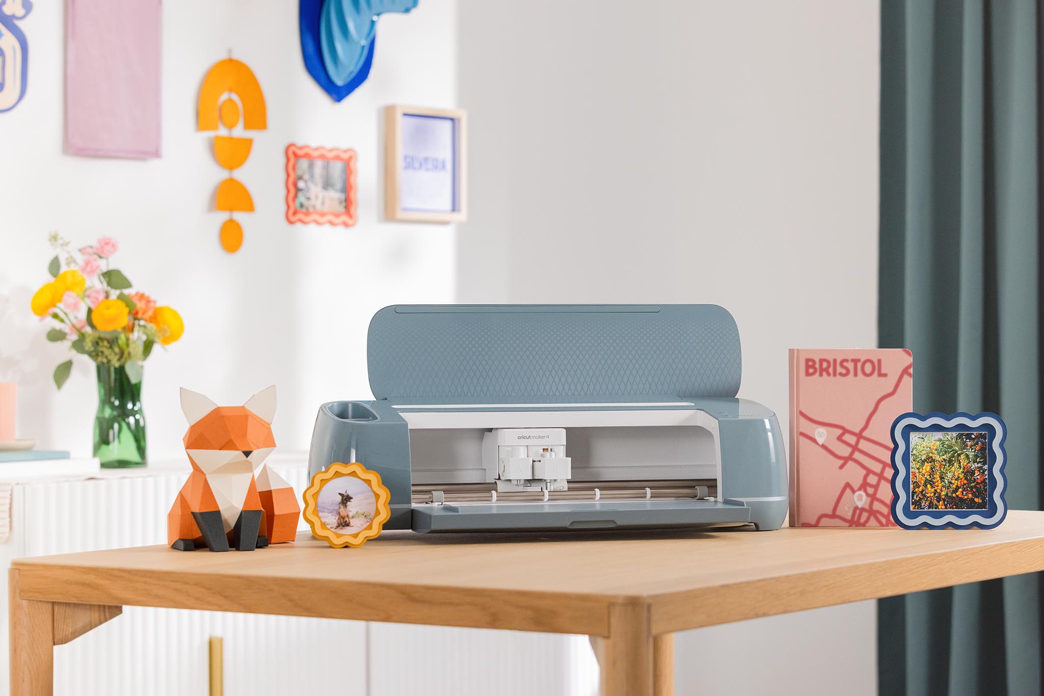 Cricut Schneideplotter »Maker™ 4 + Essentials-Bundle«