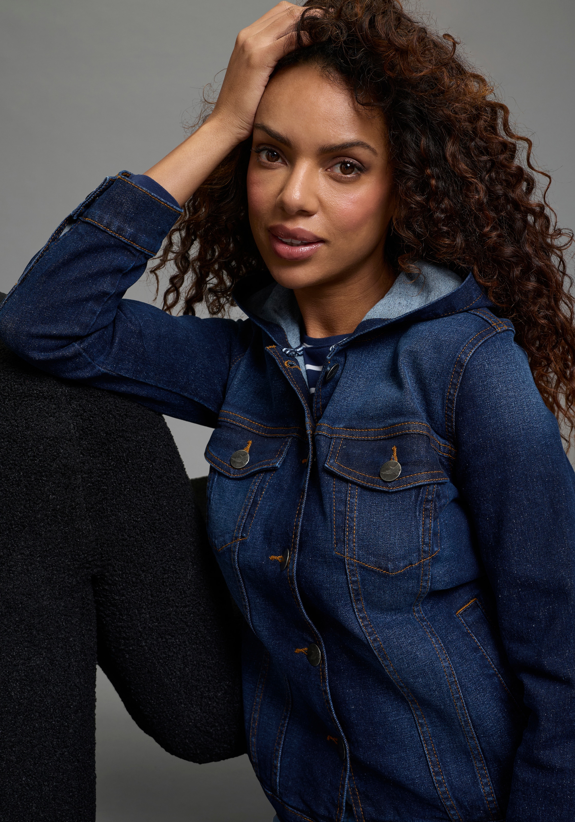 Arizona Jeansjacke mit Kapuze mit Kapuze, Regular Fit, mit Knopfleiste, mit Knopf-Applikationen