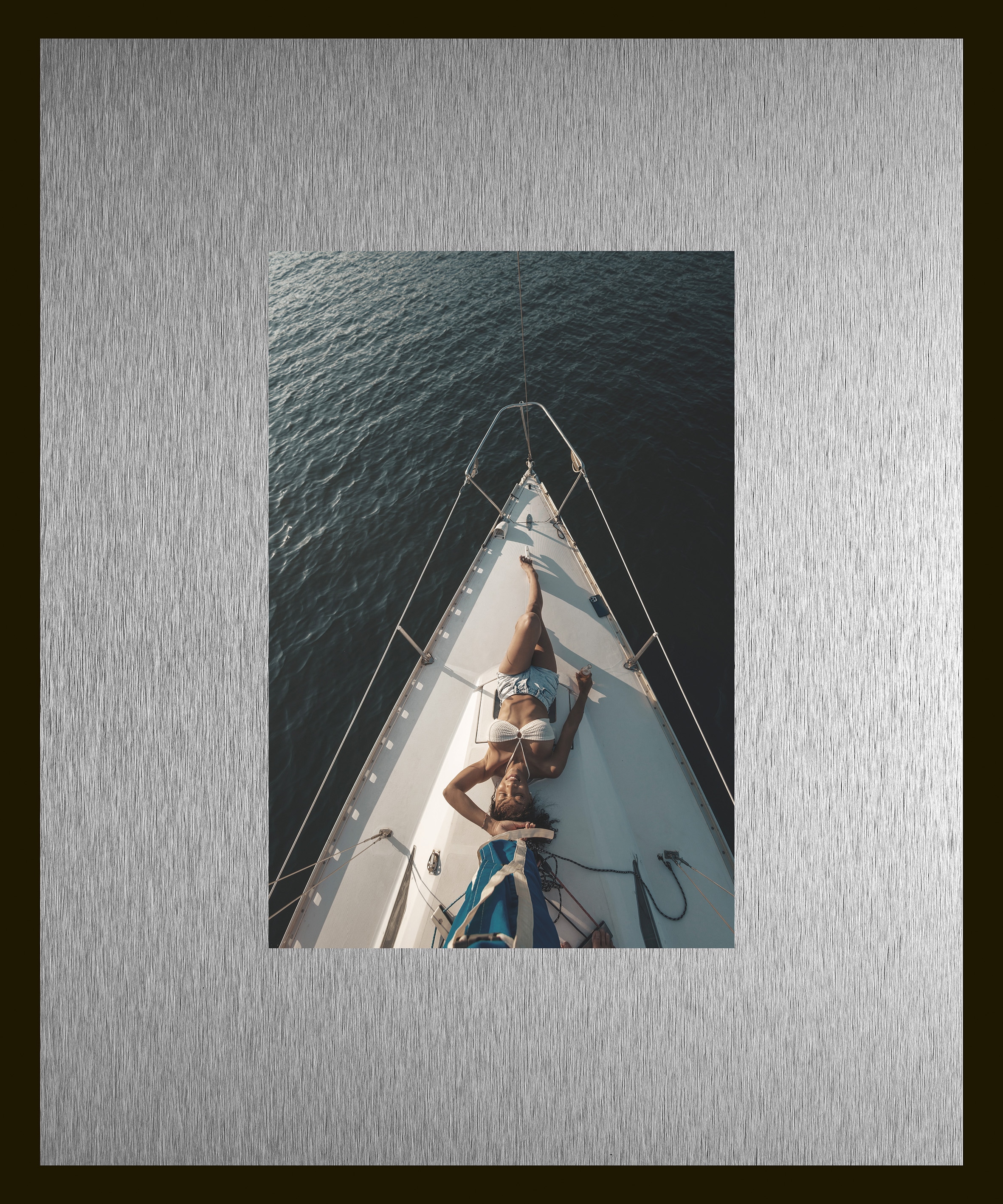queence Bild "Trend Wandbild, Wandkunst, Kunstdruck "Frau auf Segelboot"" Boote & Schiffe Frau 1 Stk. tlg. inkl. Passepartout aus hochwertigem Aluminium und schwarzem Rahmen