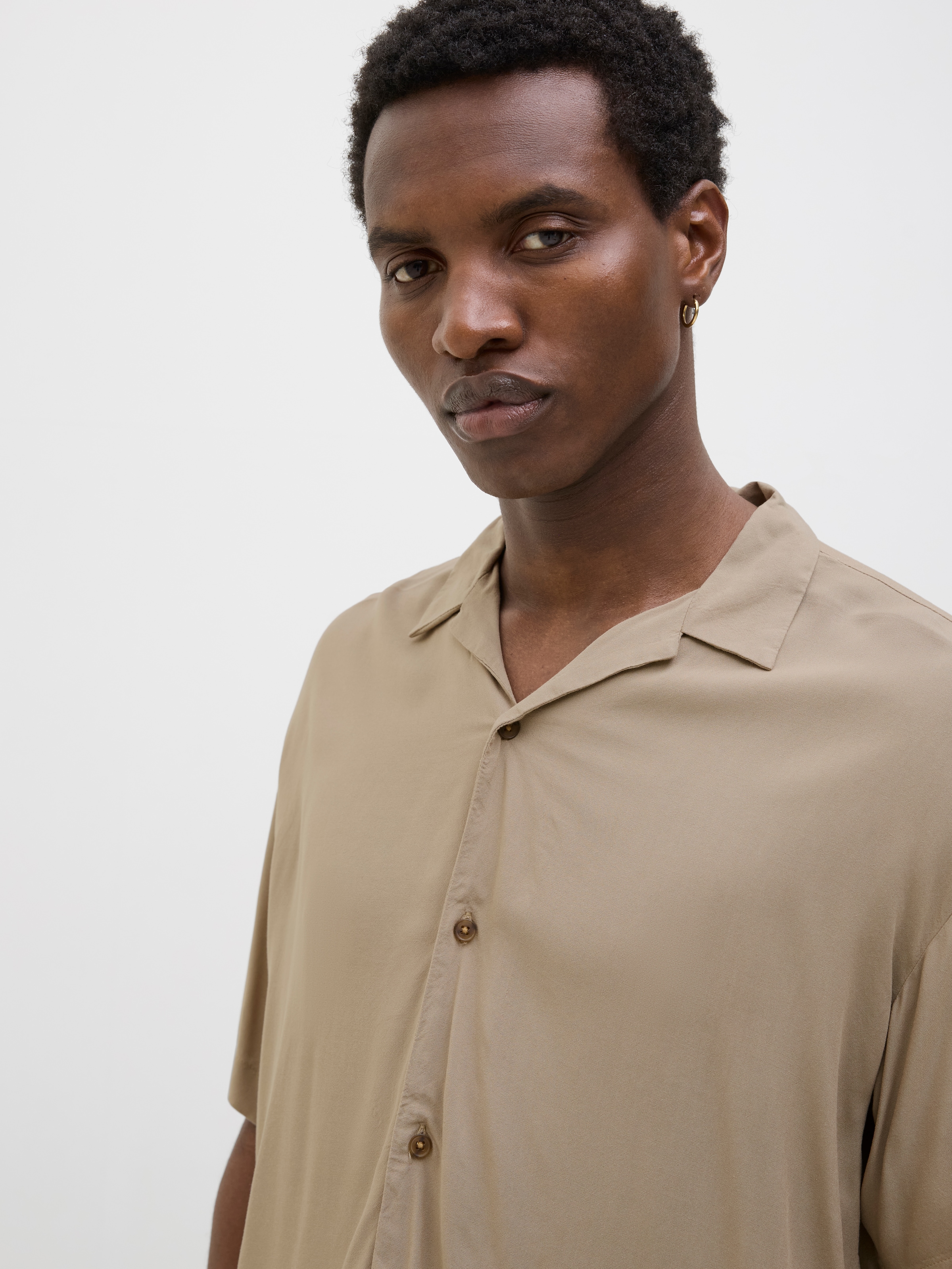 Jack & Jones Kurzarmhemd »JJEJEFF SOLID RESORT SHIRT S/S SN«, mit Resort Kragen