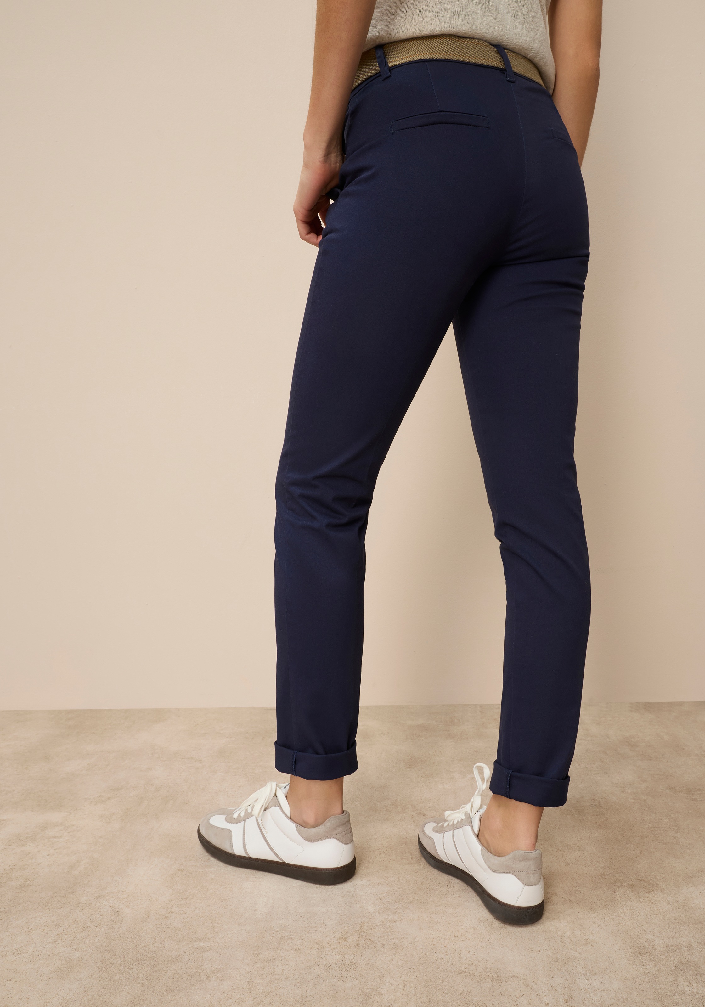 AJC Chinohose in lässiger Form mit konstrastfarbendem Gürtel günstig online kaufen