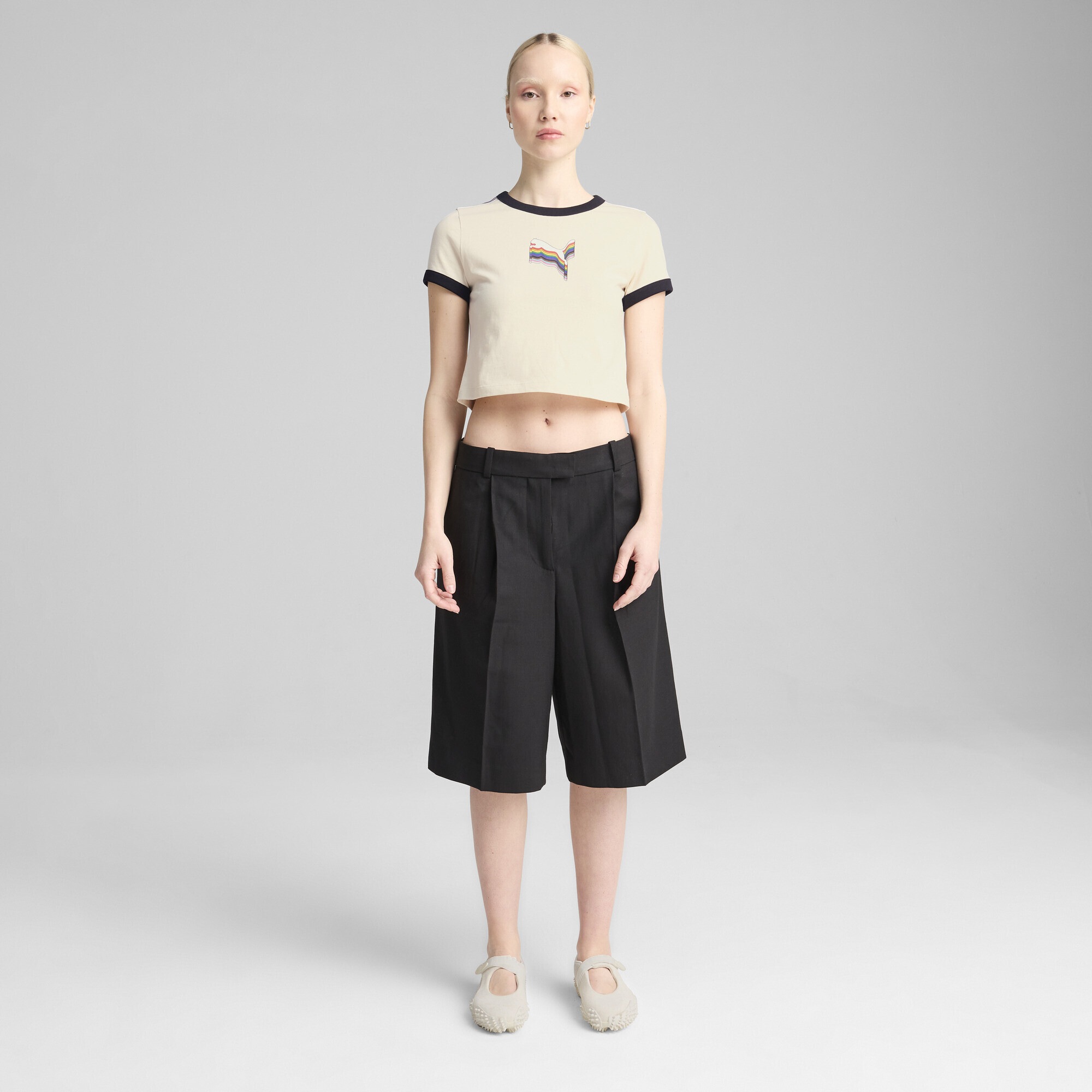 PUMA T-Shirt »EQUAL LOVE CONFEDERATION Kurzes figurbetontes T-Shirt mit Grafik«