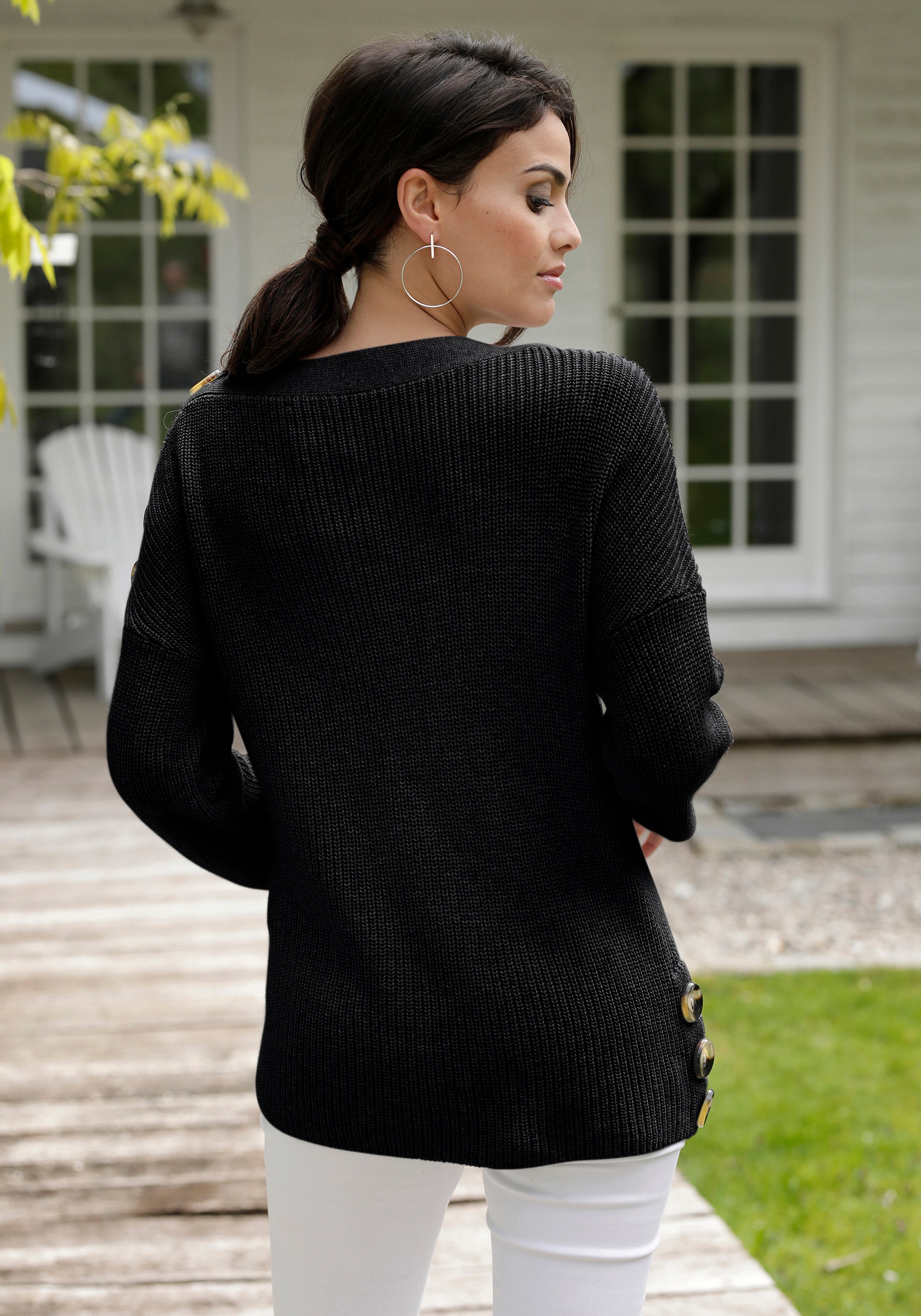 LASCANA Strickpullover, mit Knöpfen im Off-Shoulder-Style, Damenpullover aus Baumwoll-Mix