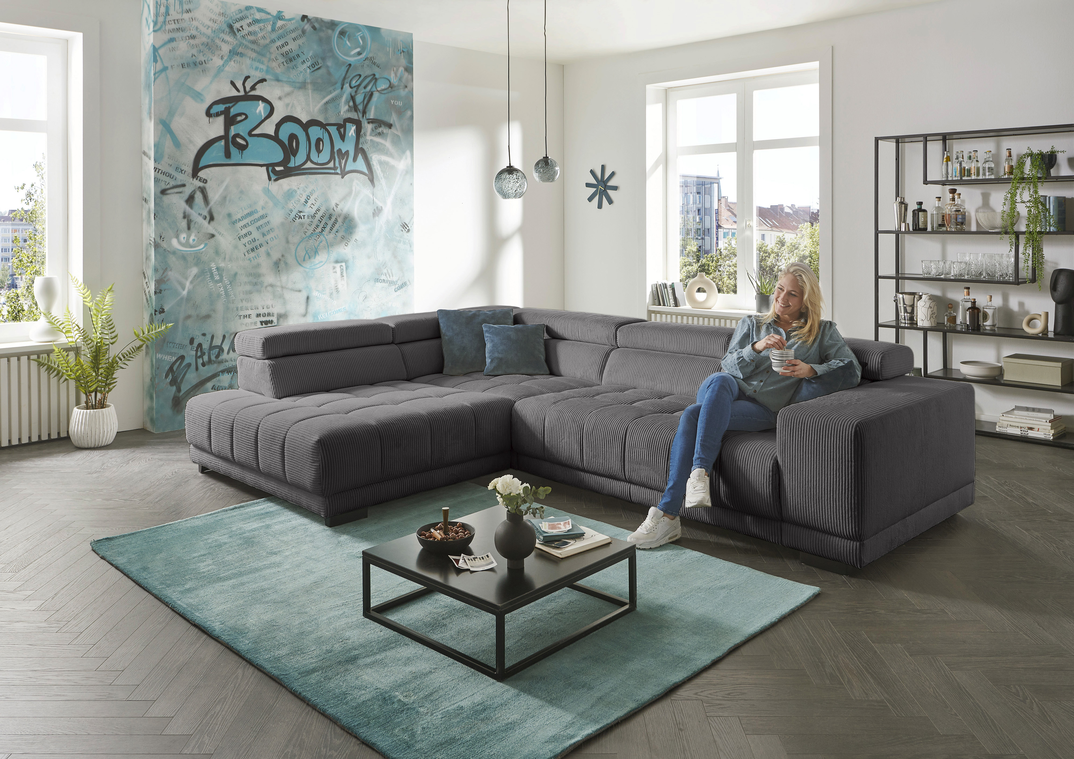 Die PlanBar Ecksofa "MP-IN15053 L-Form breiter Schenkel" wahlweise mit Kopfteilverstellung und manueller Vorziehbank