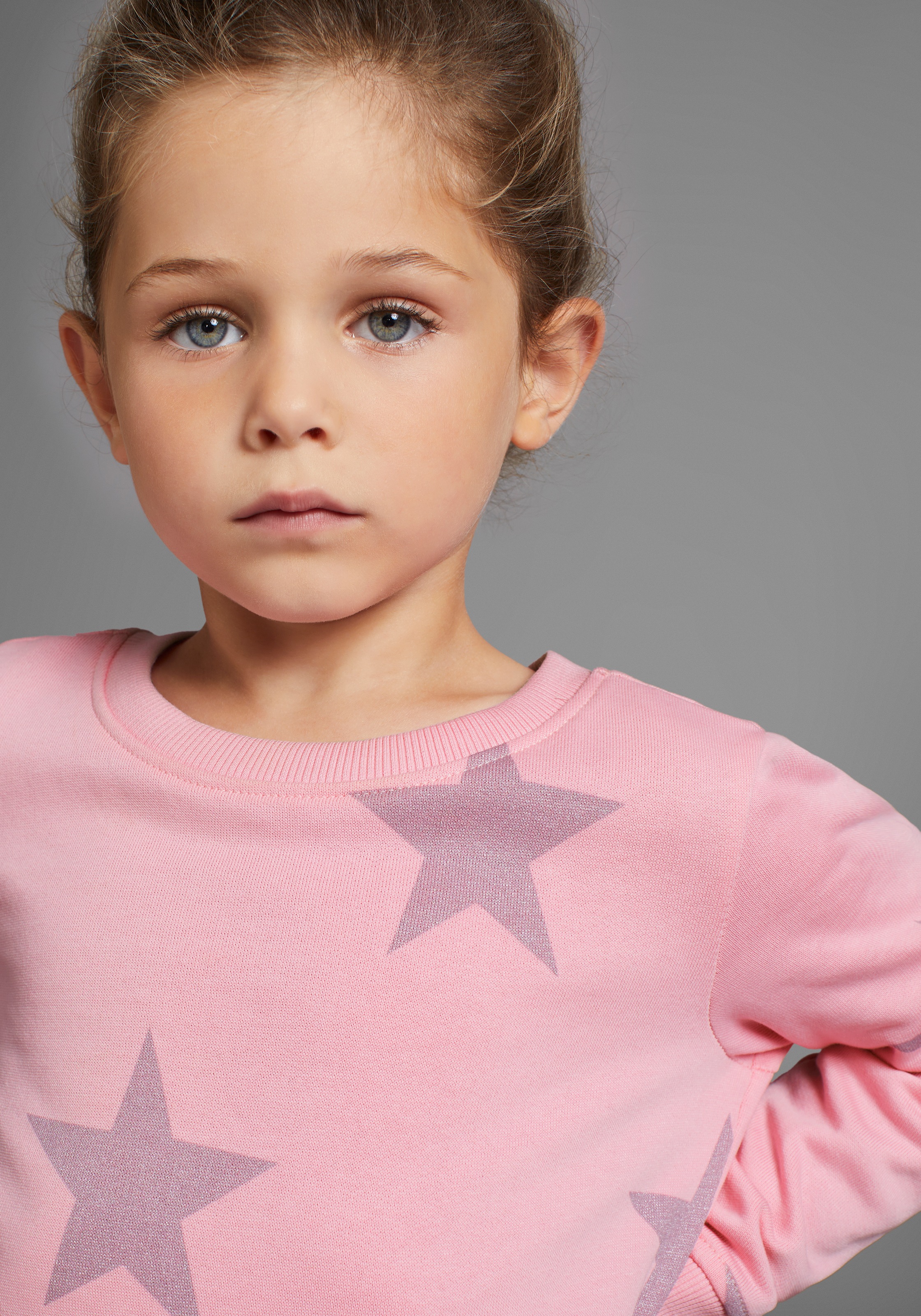 Thumbnail - KIDSWORLD Sweatkleid "Sterne-Allover Kleid für kleine Mädchen" Sweatkleid mit Glitzerdruck