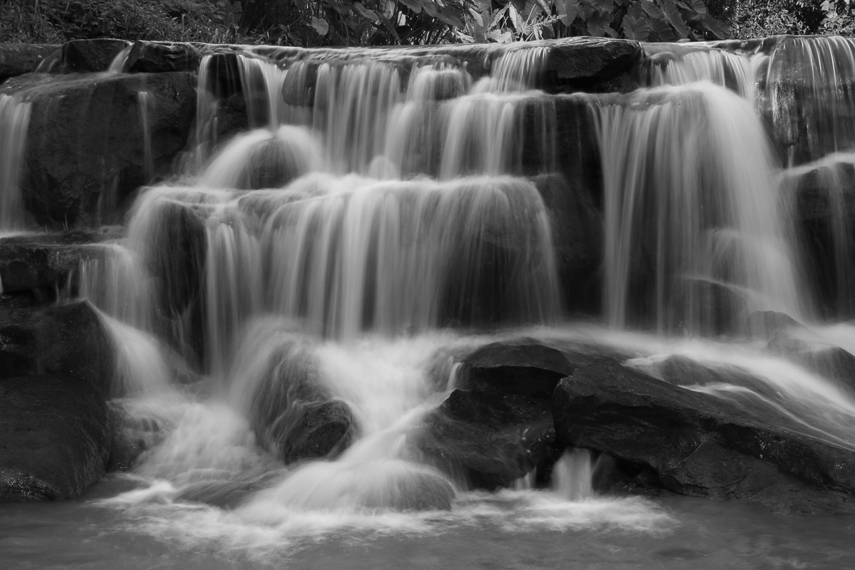 Papermoon Fototapete "Wasserfall Schwarz & Weiß"