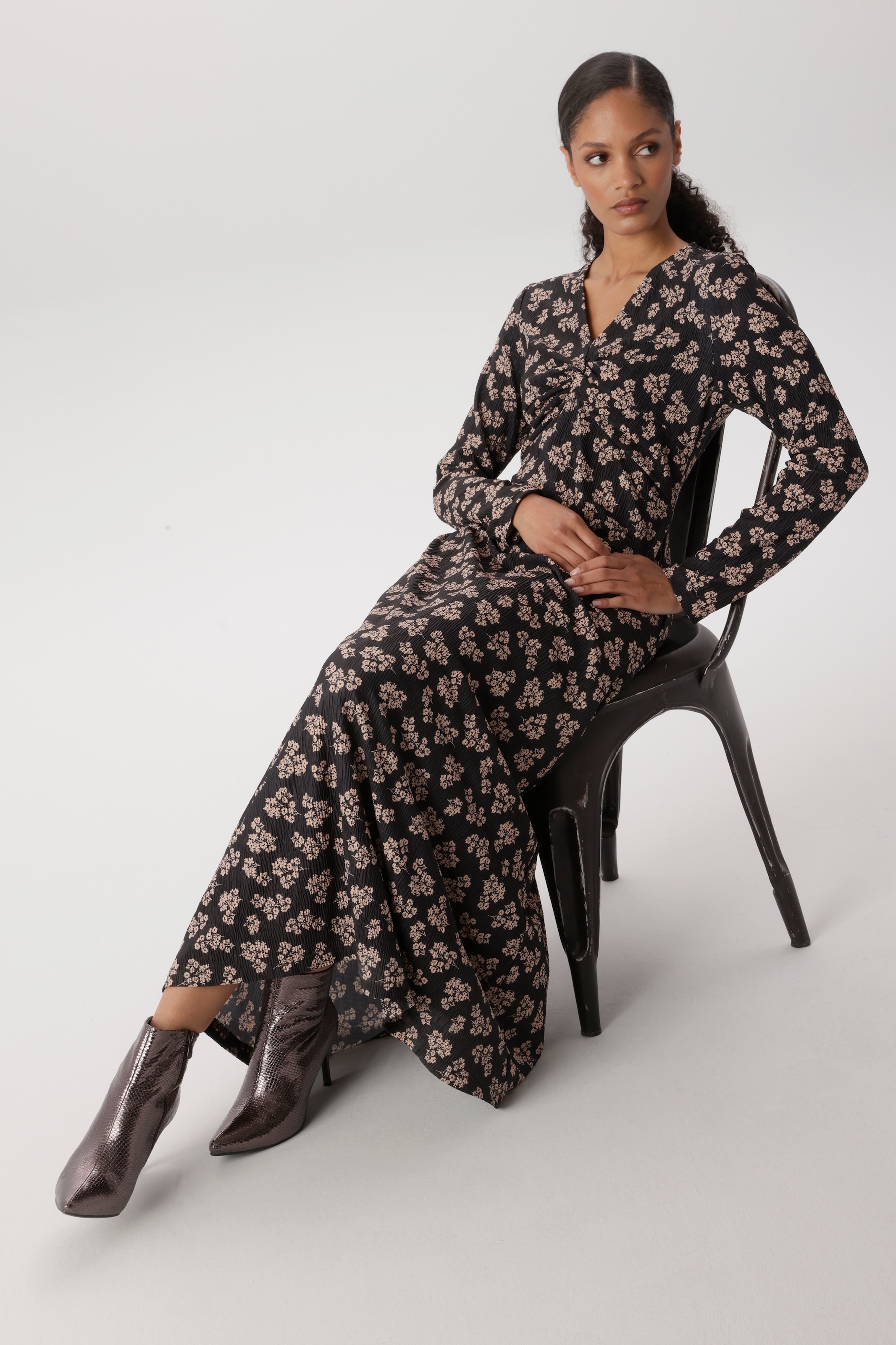 Aniston SELECTED Jerseykleid plissierter Jerseyware und geknotete Wickeloptik - NEUE KOLLEKTION