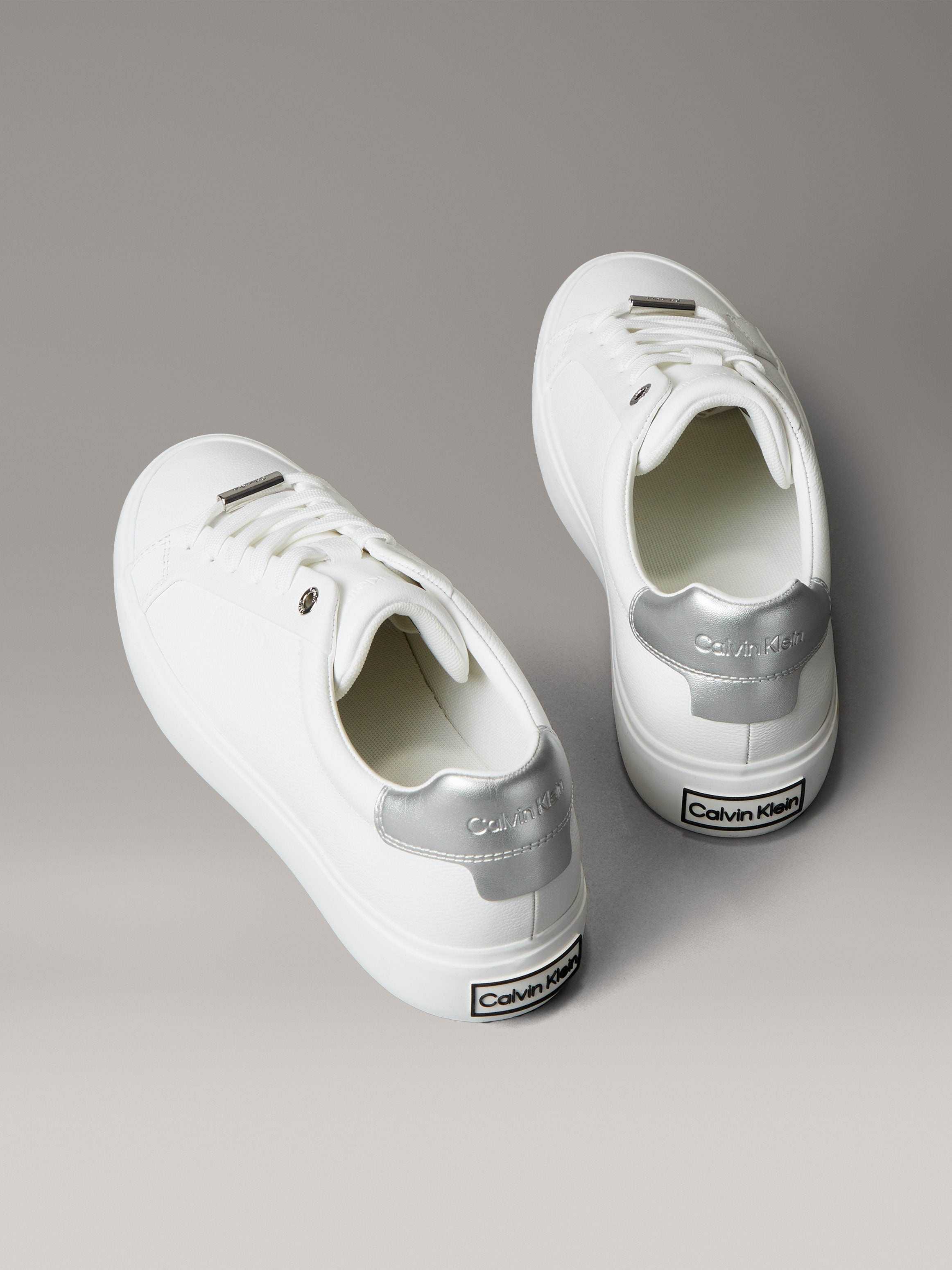 Calvin Klein Sneaker »LACE UP SNEAKER W/SILVER BT CK«, Schnürschuh, Halbschuh, Freizeitschuh mit gepolstertem Schaftrand