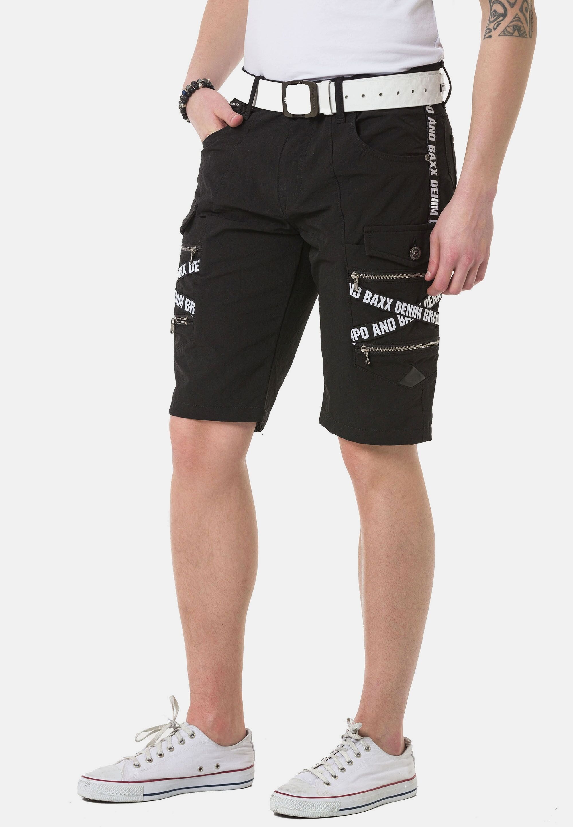 Cipo & Baxx Stoffhose »Capri-Shorts«, mit zahlreichen Taschen