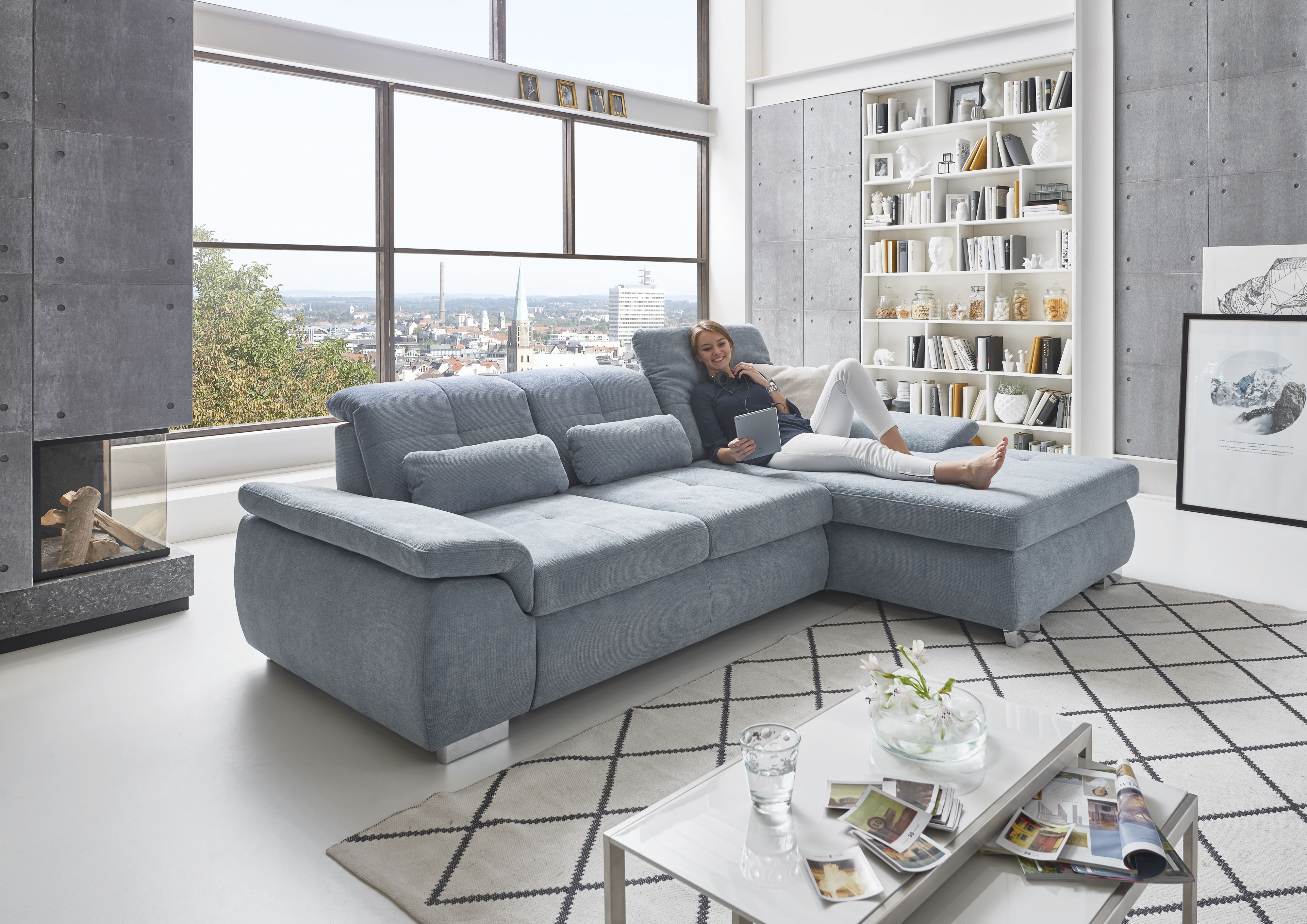 Die PlanBar Ecksofa "MP-IN16037 L-Form, Breite 289 cm, mit Federkern-Polsterung" mit Sitztiefenverstellung & Zierkissen