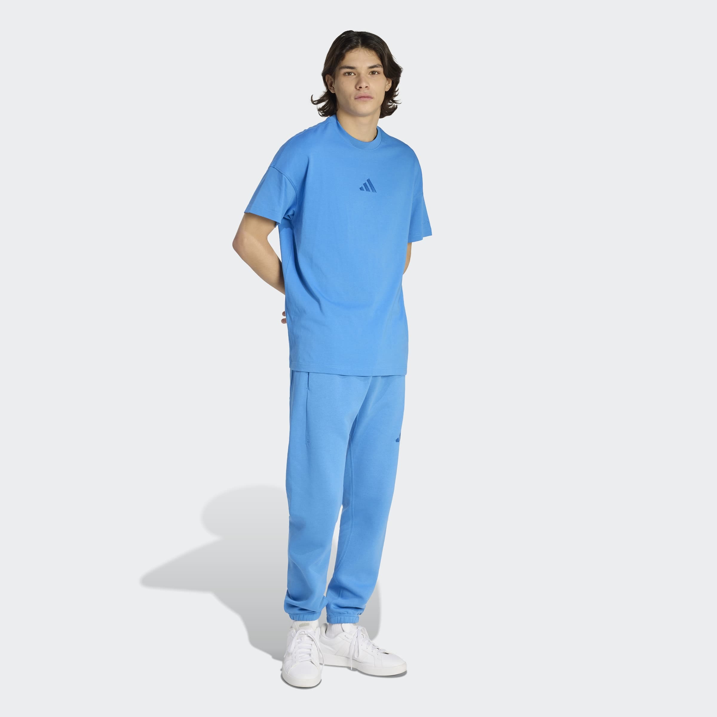 adidas Sportswear T-Shirt »ALL SZN« mit sportlichem Stil, Kurzarmdesign, ohne Verschluss, aus Baumwolle