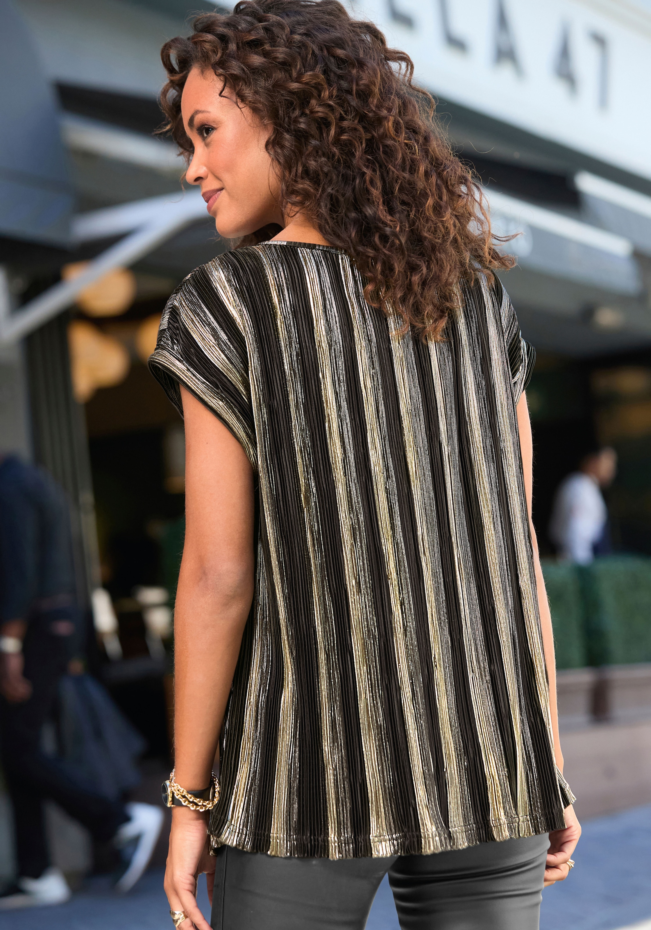 LASCANA Plisseeshirt, mit goldfarbenem Druck, festlich