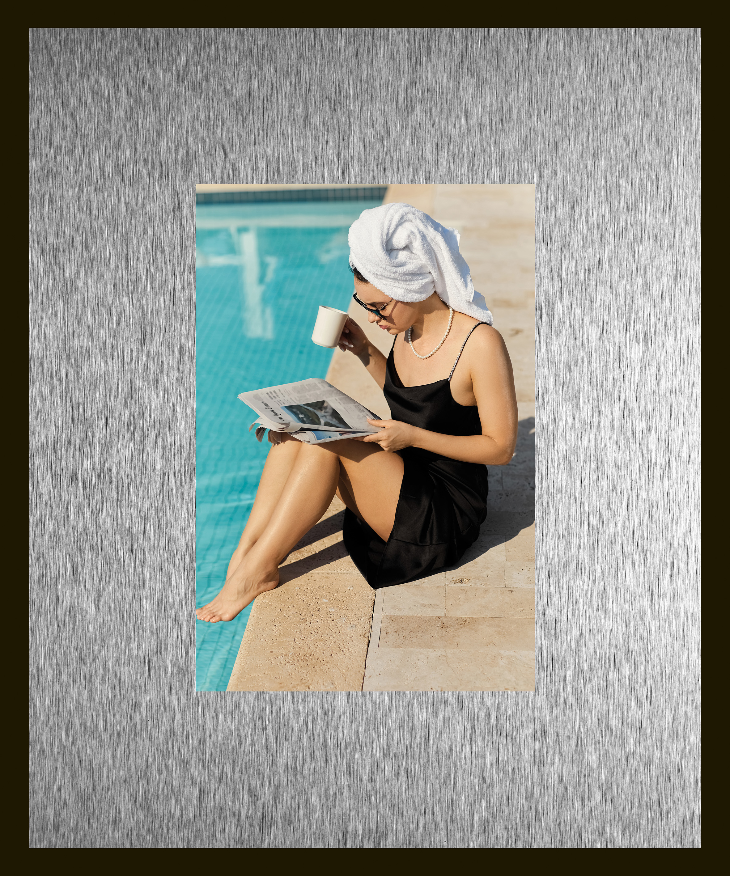 queence Bild "Trend Wandbild, Wandkunst, Kunstdruck "Frau am Pool"" Fashion Frau Wasser 1 Stk. tlg. inkl. Passepartout aus hochwertigem Aluminium und schwarzem Rahmen
