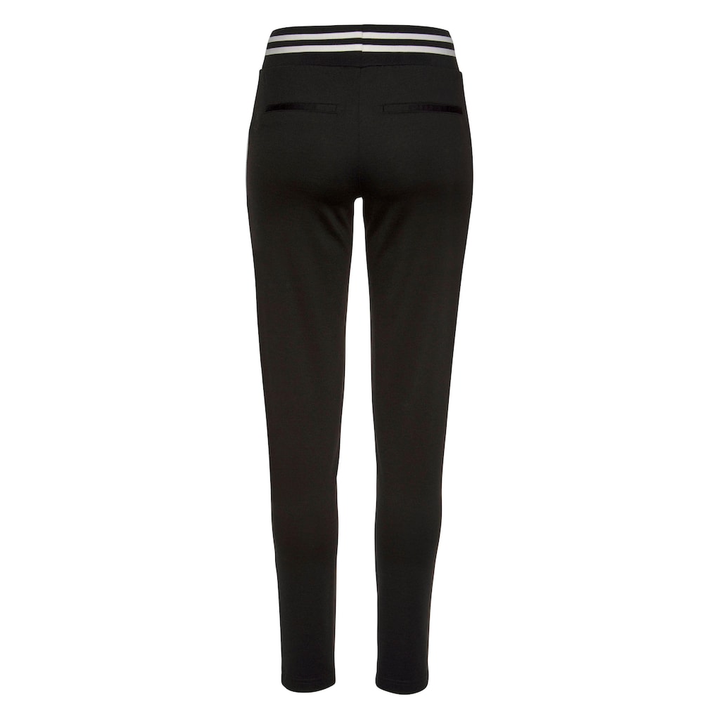 AJC Jogger Pants, im trendigem Retro-Design