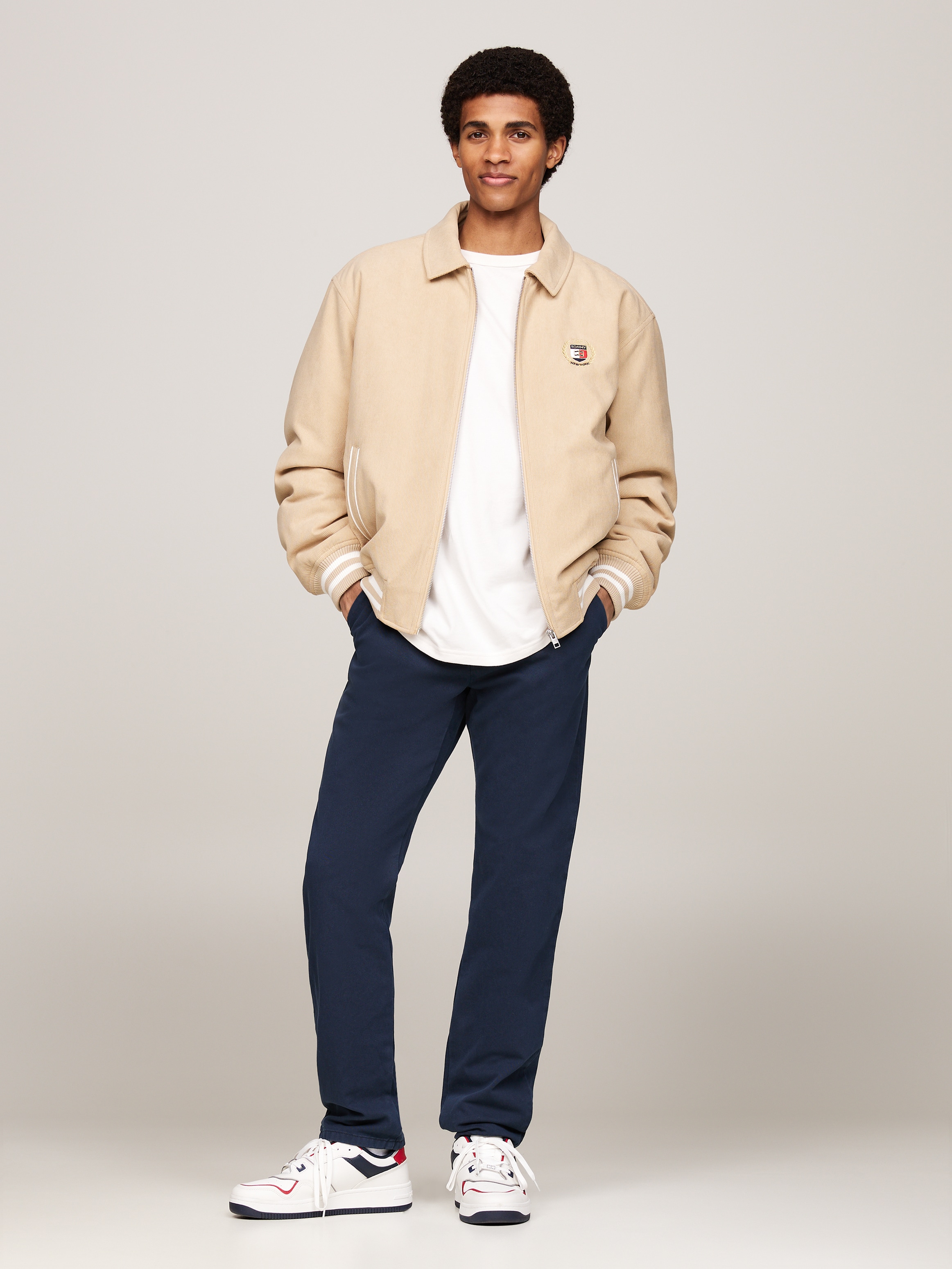 Tommy Jeans Chinohose »TJM RYAN TWILL CHINO«  mit Logo-Patch