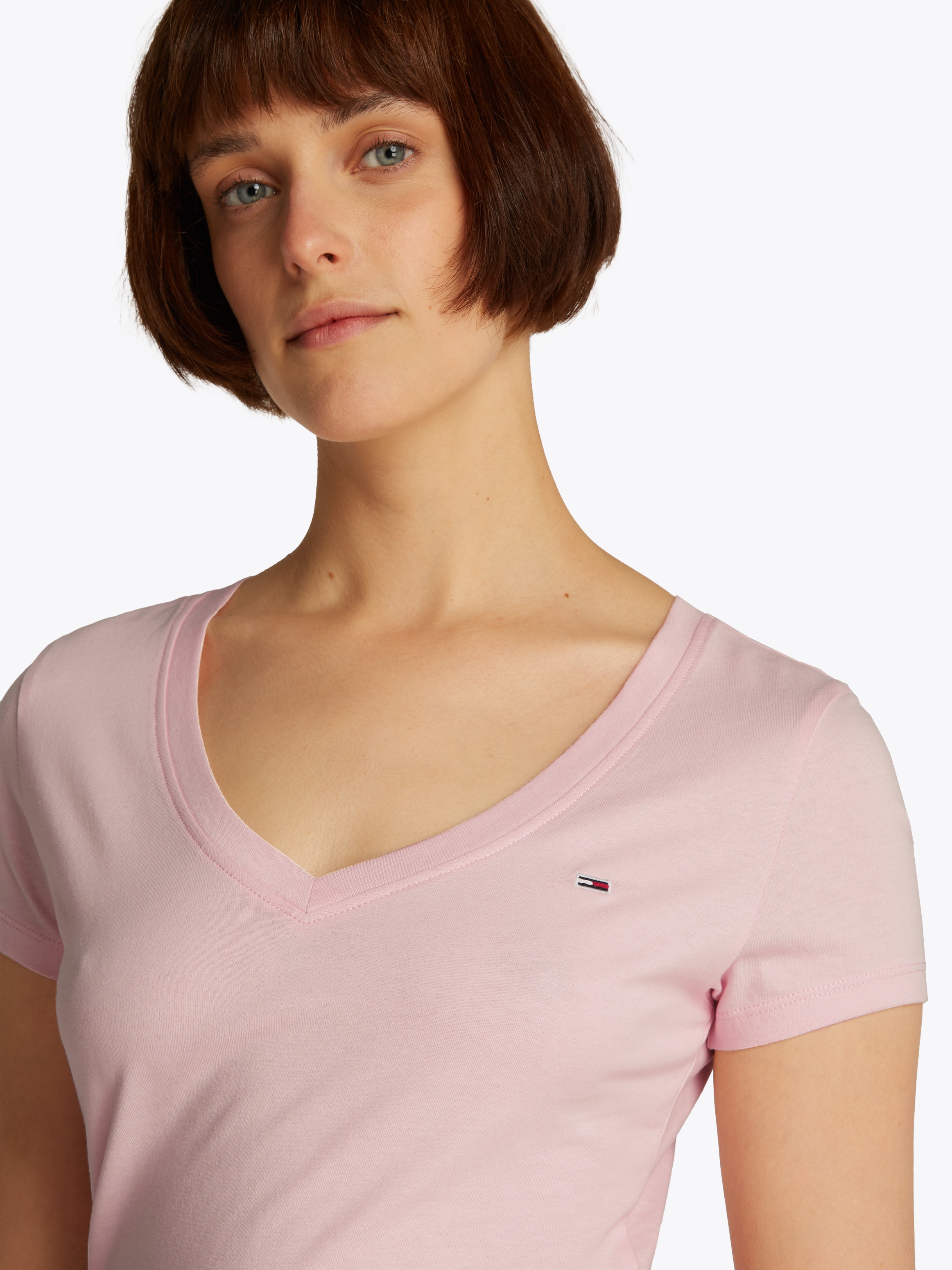 Tommy Jeans Kurzarmshirt "TJW SLIM V-NECK TEE" mit Logo-Stickerei günstig online kaufen