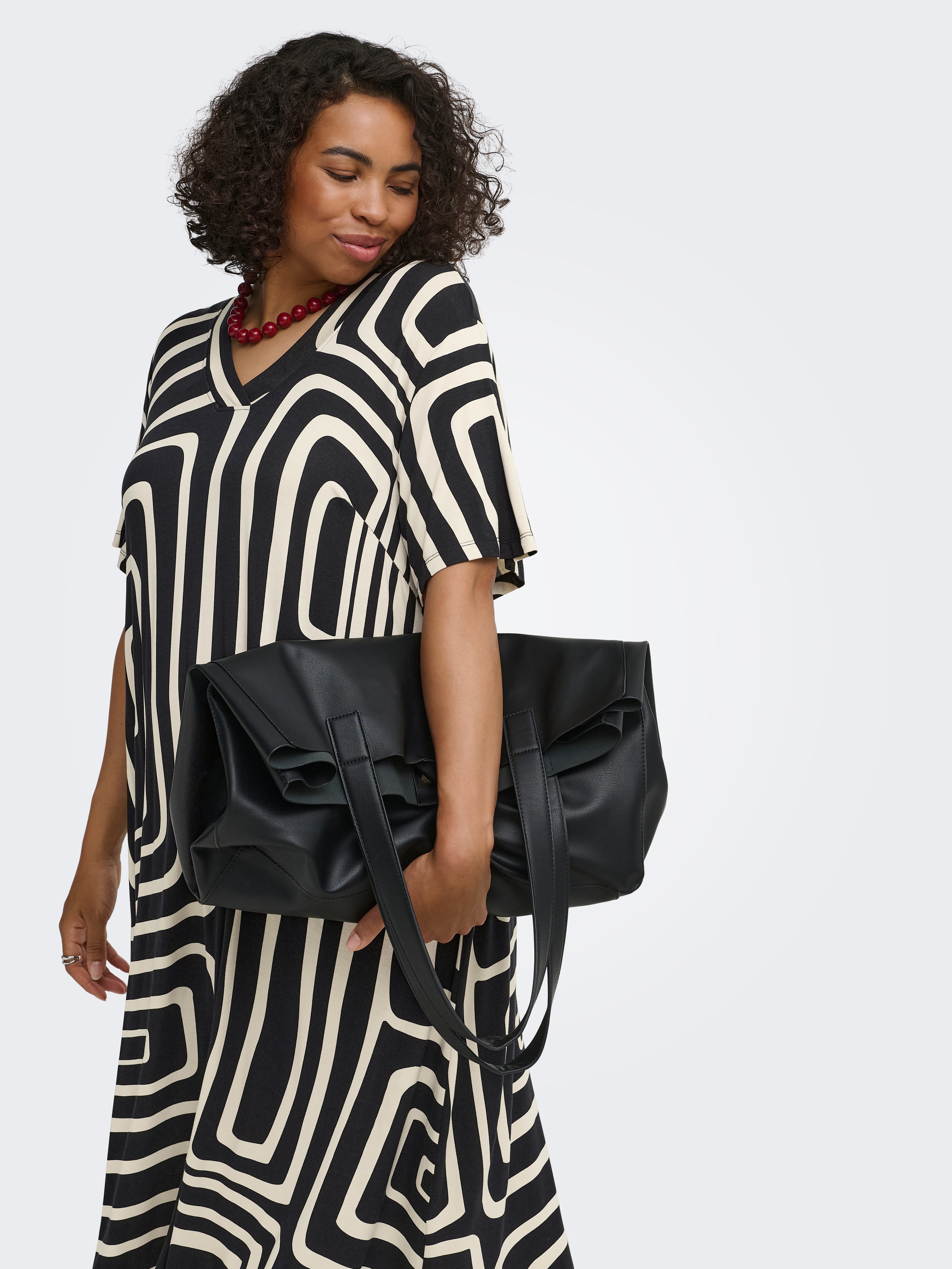 ONLY CARMAKOMA Shirtkleid "CARFYRLA LIFE S/S V-NCK BLK AOP DRE NOOS" Viskosemischung, regular fit