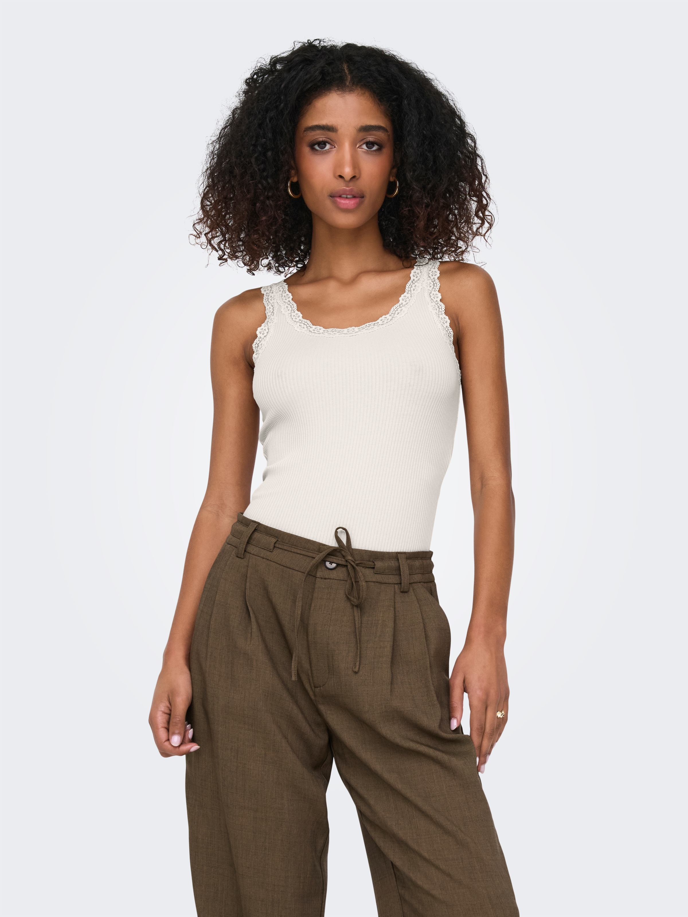ONLY Tanktop "ONLSARA – Tanktop mit Spitzendetail am Ausschnitt", regular f günstig online kaufen