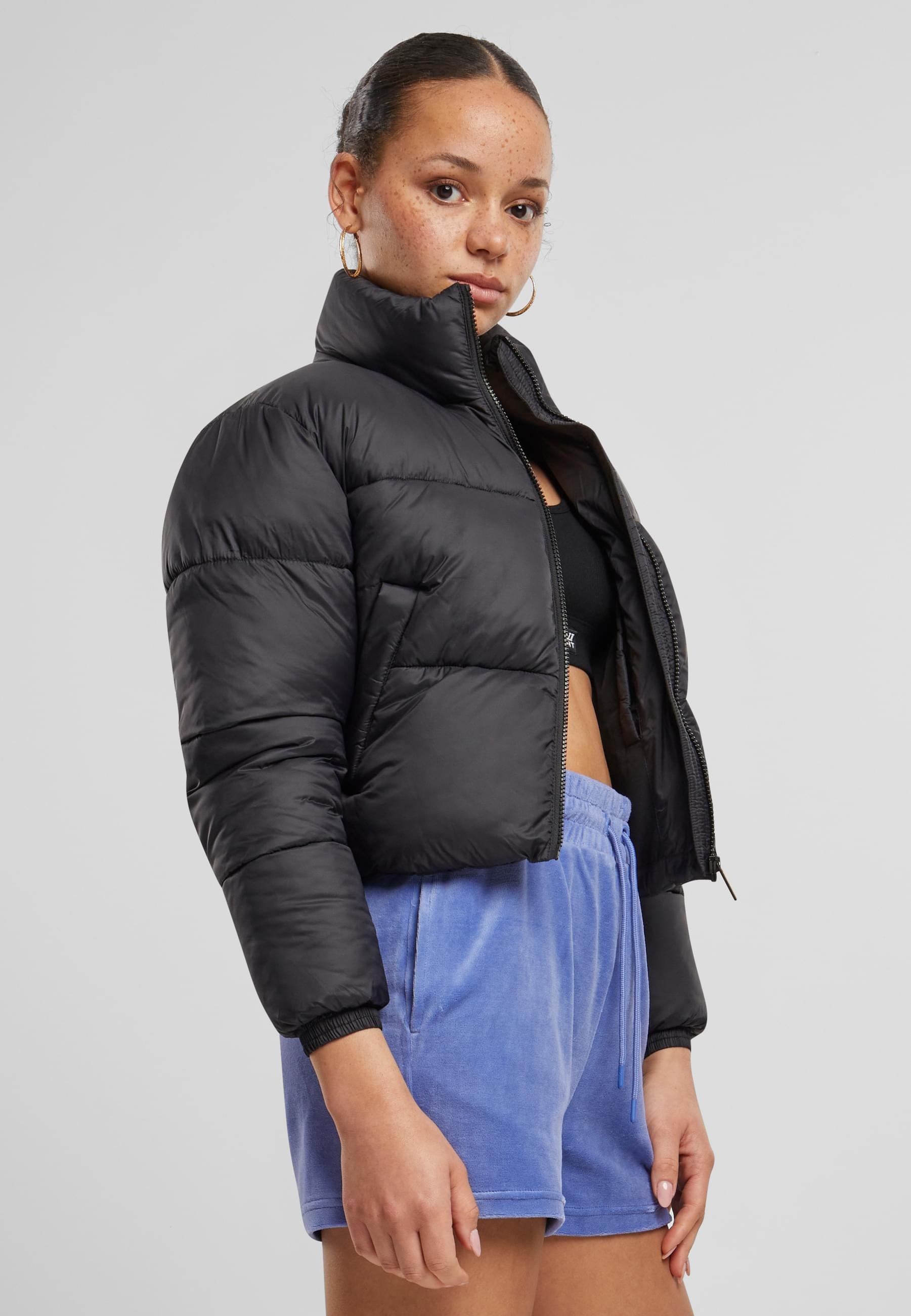 Karl Kani Winterjacke »Karl Kani Karl Kani Sport Patch Crop Puffer Jacket«, (1 St.), ohne Kapuze