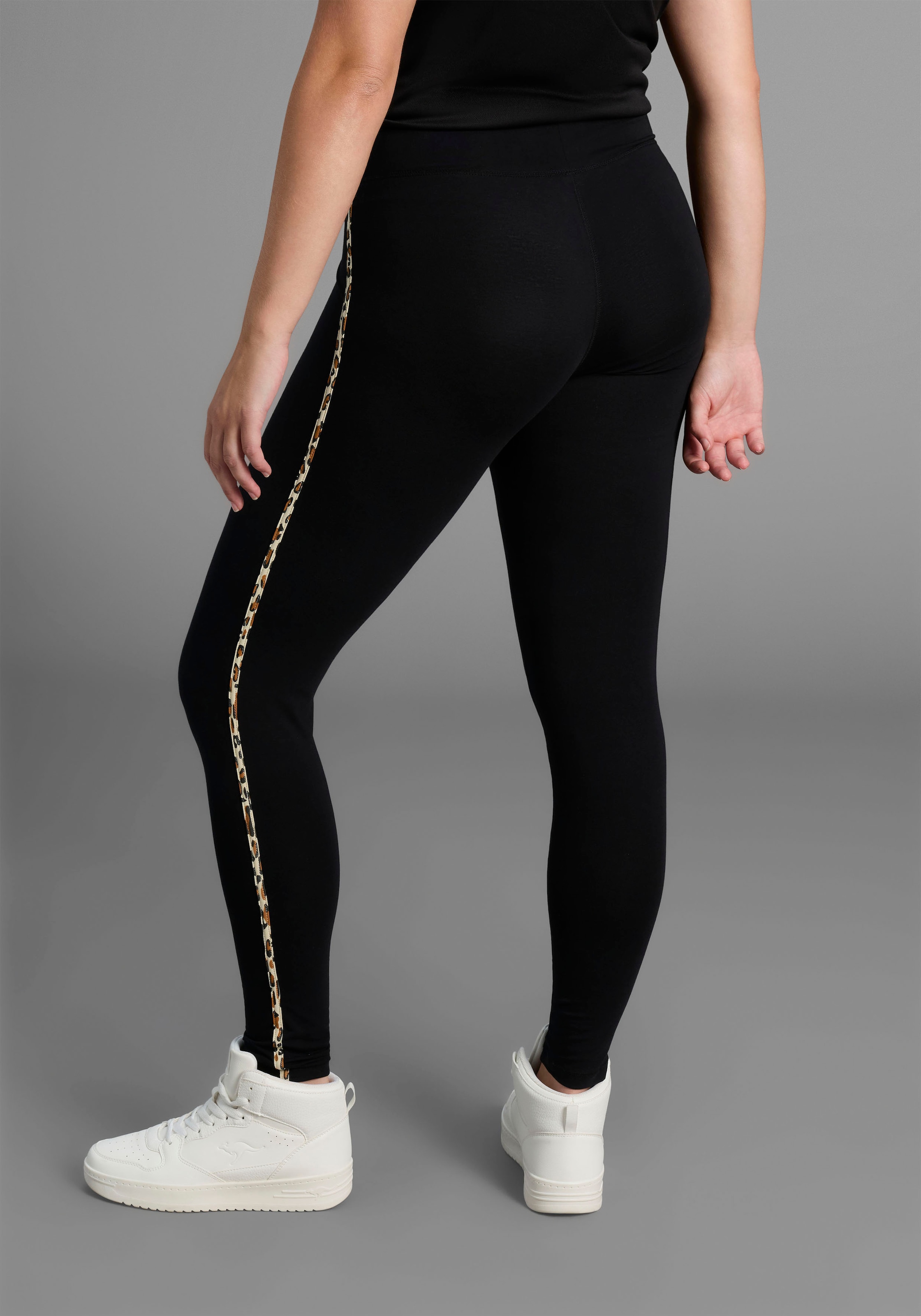 KangaROOS Leggings, mit seitlichen Streifen im Leo-Print