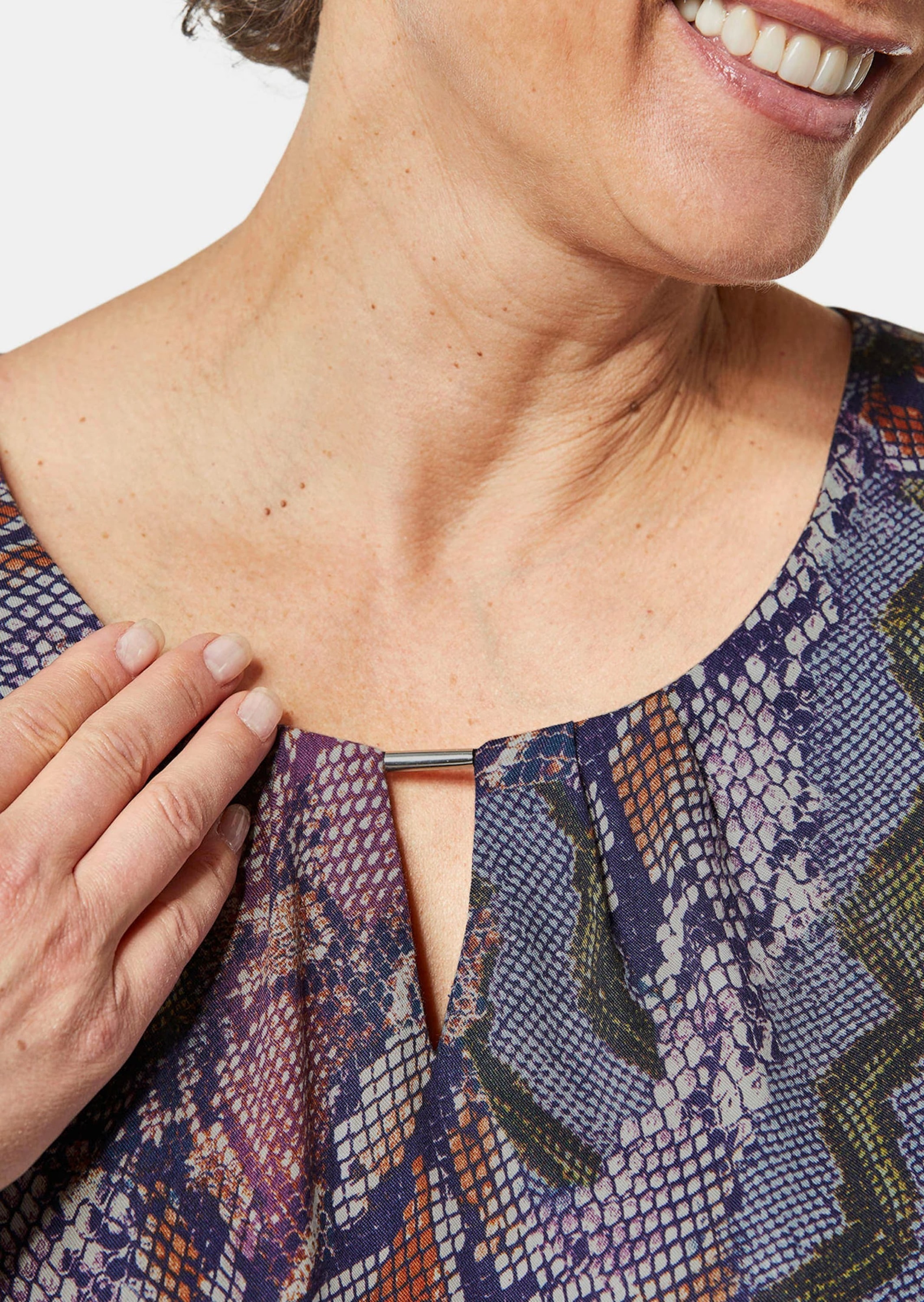GOLDNER Druckbluse »Bluse Kurzgröße - Druckbluse mit raffinierter Ausschnittlösung«