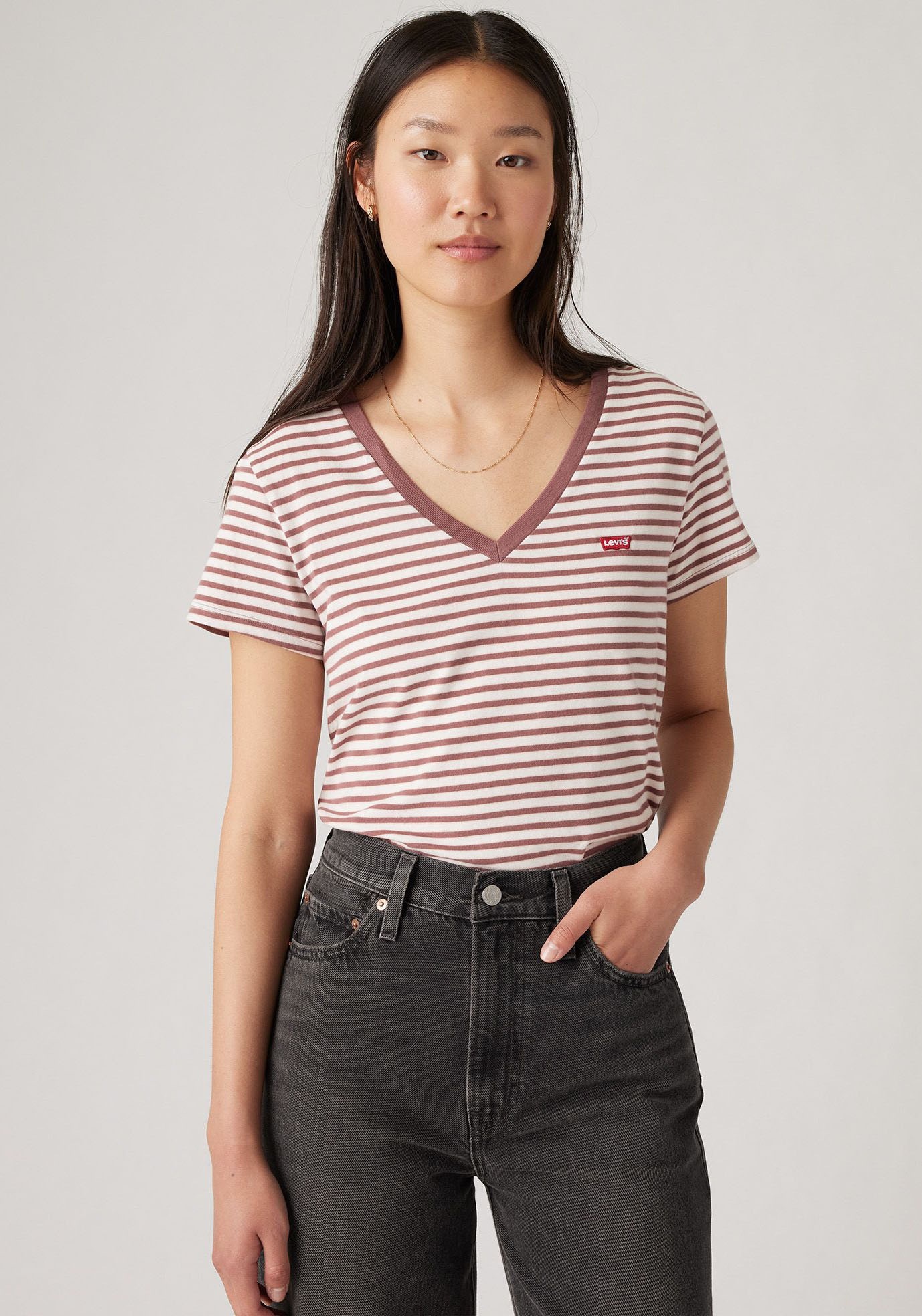 Levi's® V-Shirt »PERFECT VNECK«, mit Mini-Batwing-Logostickerei