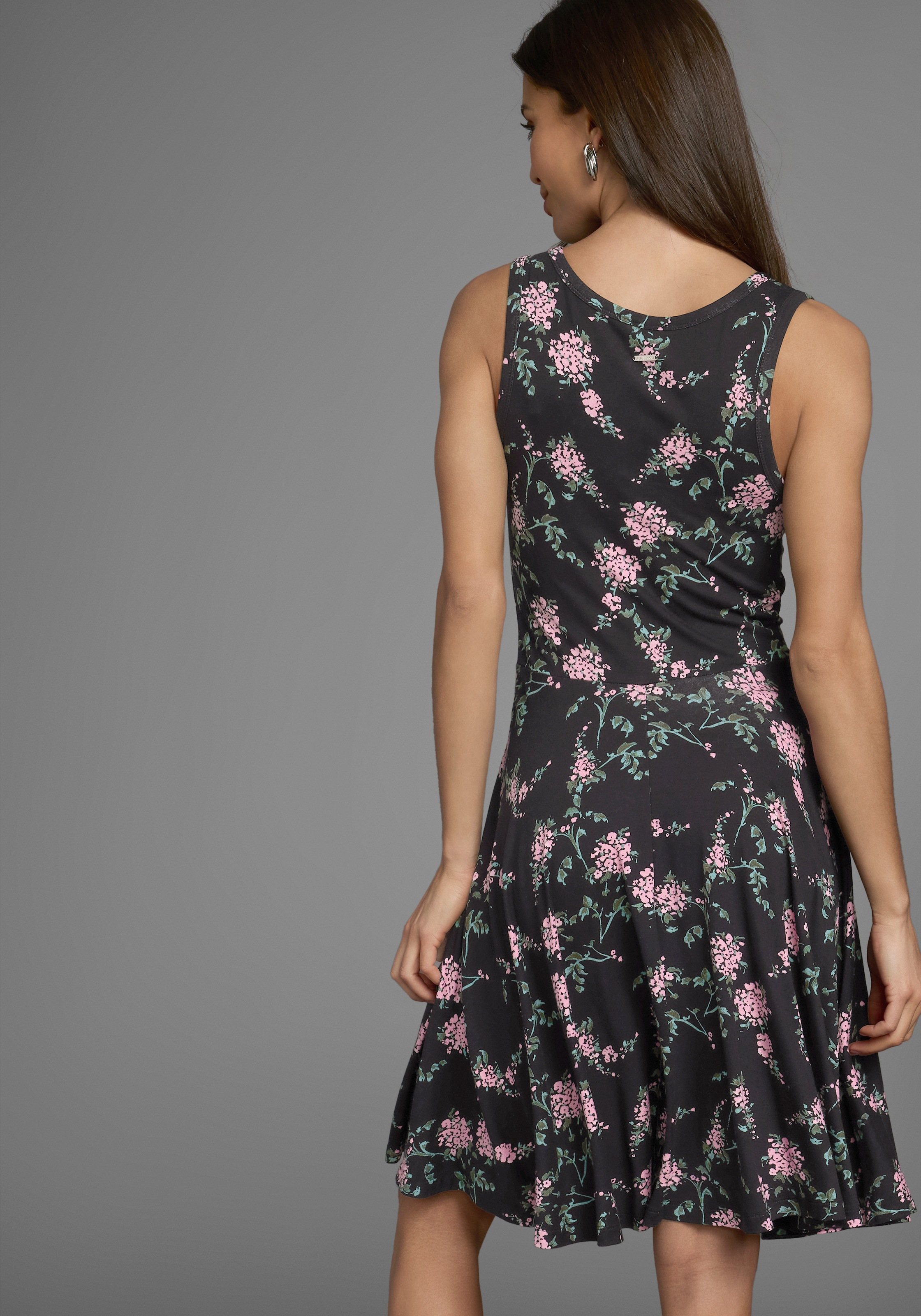 Laura Scott Sommerkleid, figurbetonte Passform, femininer Stil, aus Viskose günstig online kaufen