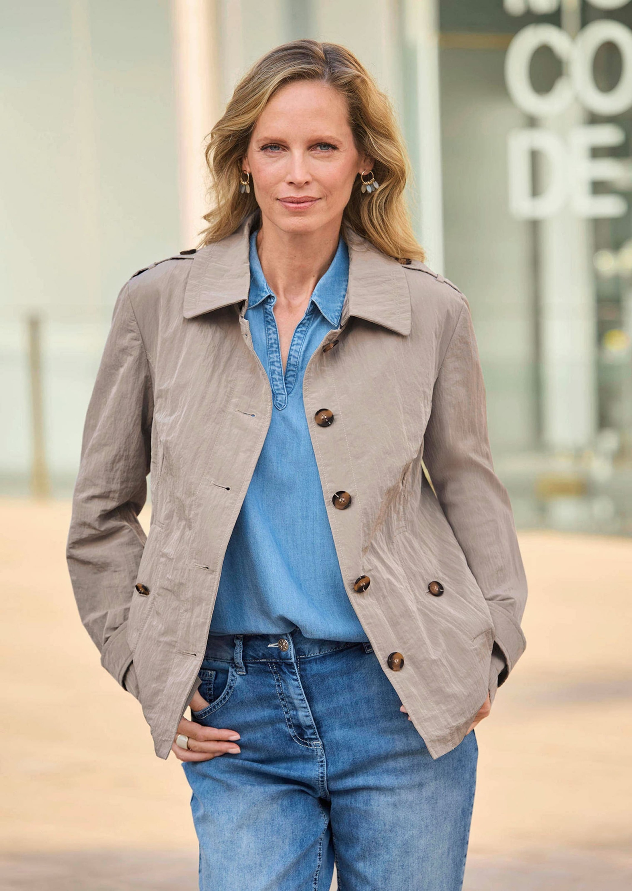 Blouson GOLDNER "Übergangsjacke mit Crash-Optik", Damen, Gr. 52, beige (stein), Obermaterial: 55% Polyamid PA. 45% Polyester PES., figurumspielend, Jacken Blouson, Sattel mit bedruckten Konbtrastfutter