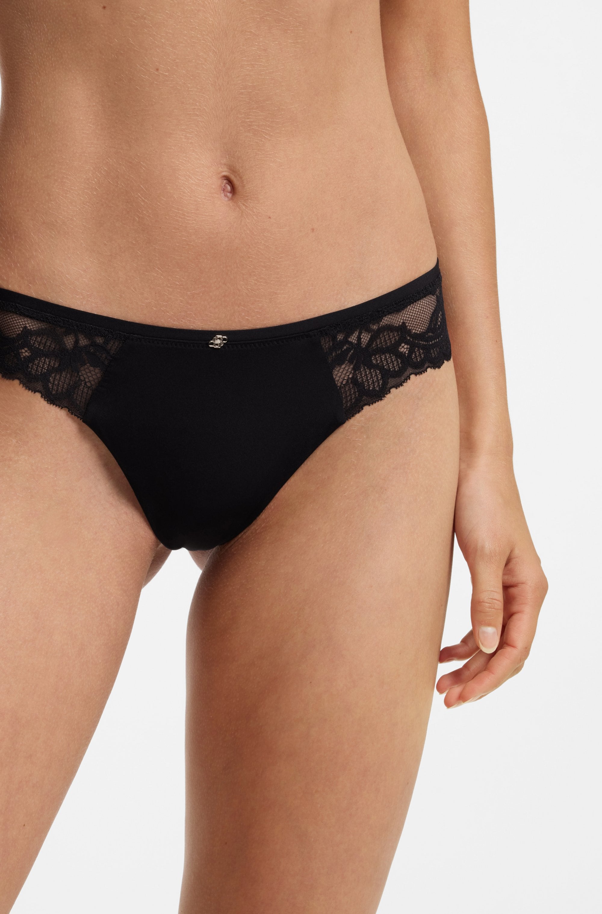 BOSS Tanga "BLOSSOM" aus Spitze mit plissiertem Mesh und goldenem Anhänger