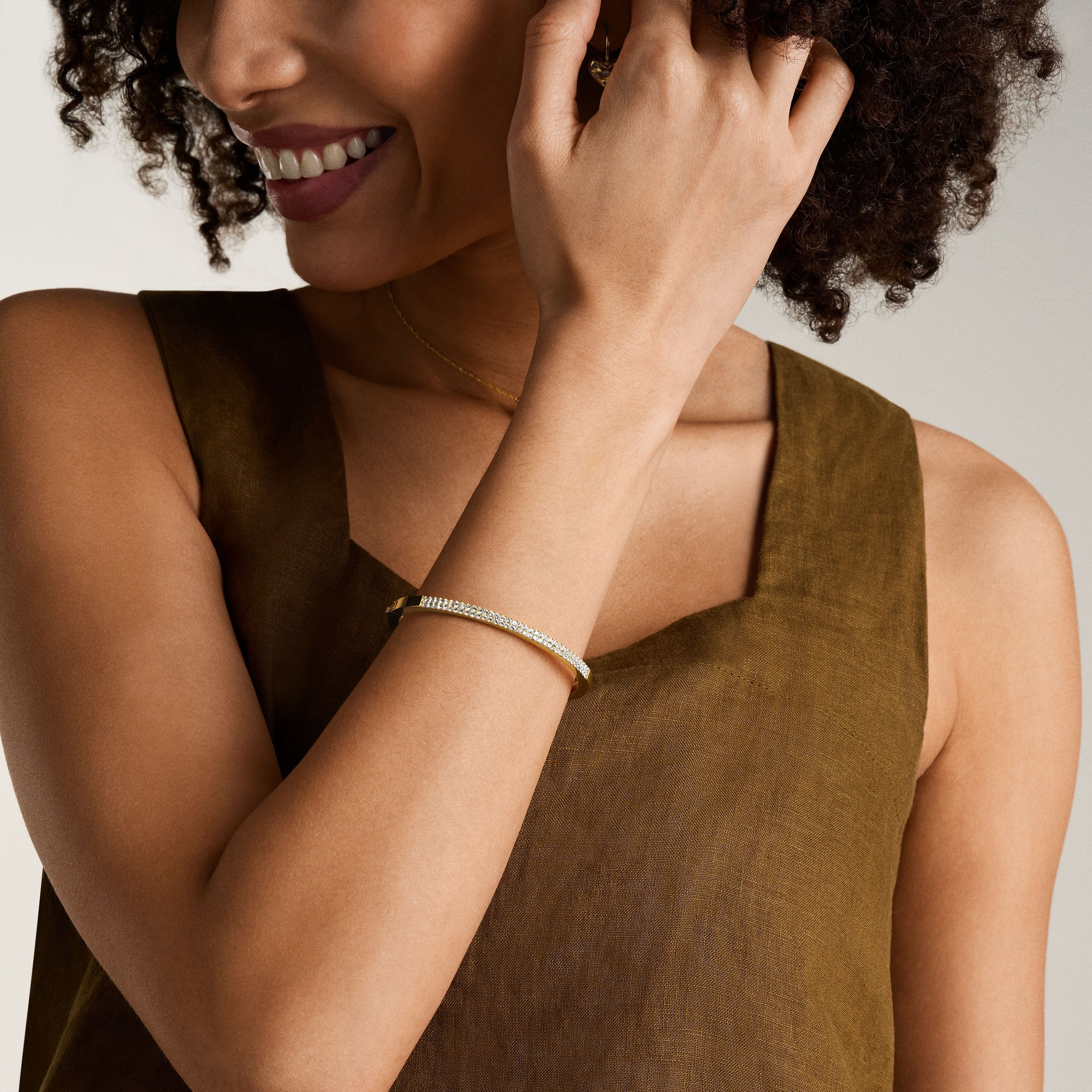 Armreif FOSSIL "Schmuck Geschenk Edelstahl ELLIS", gold (gelbgoldfarben, kristallweiß, kristallweiß), Armbänder, Damen, Edelstahl, Armreif, mit Glasstein 4