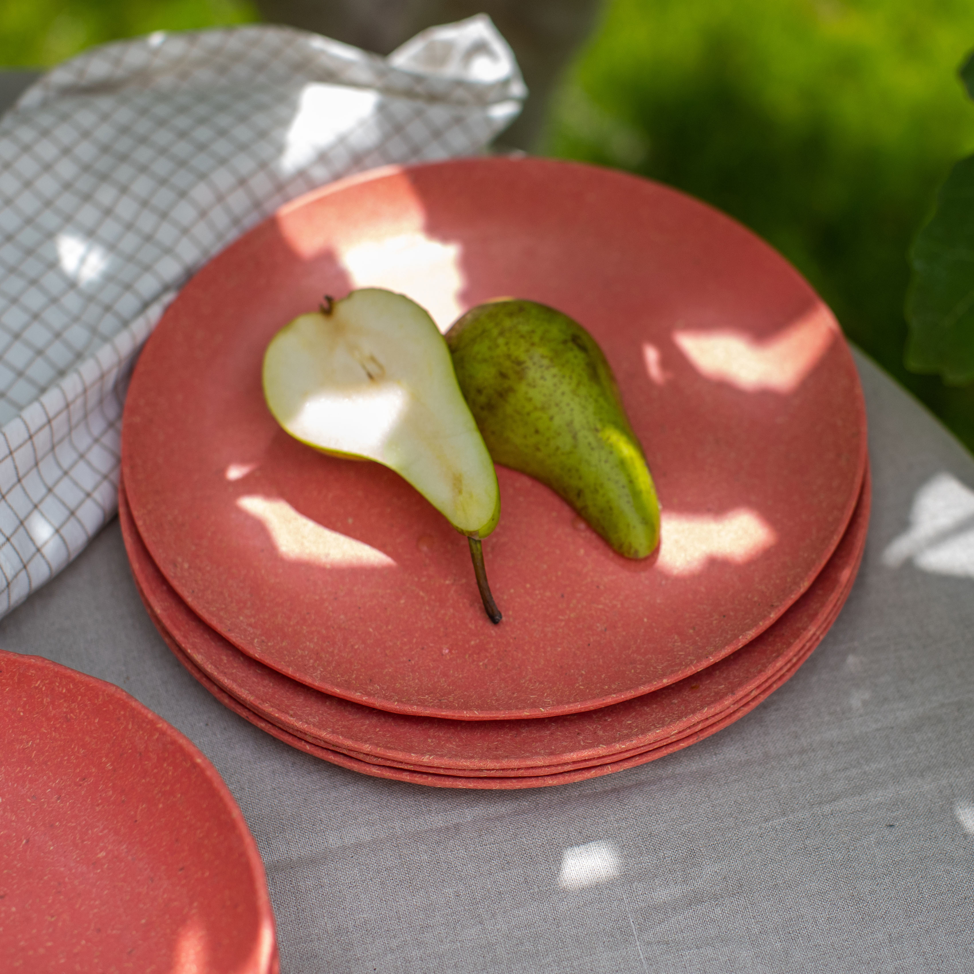 Thumbnail - KOZIOL Speiseteller "CLUB PLATE, Ø 26 cm, spülmaschinengeeignet" aus biozirkulärem Kunststoff & FSC zertifiziertem Holz,...