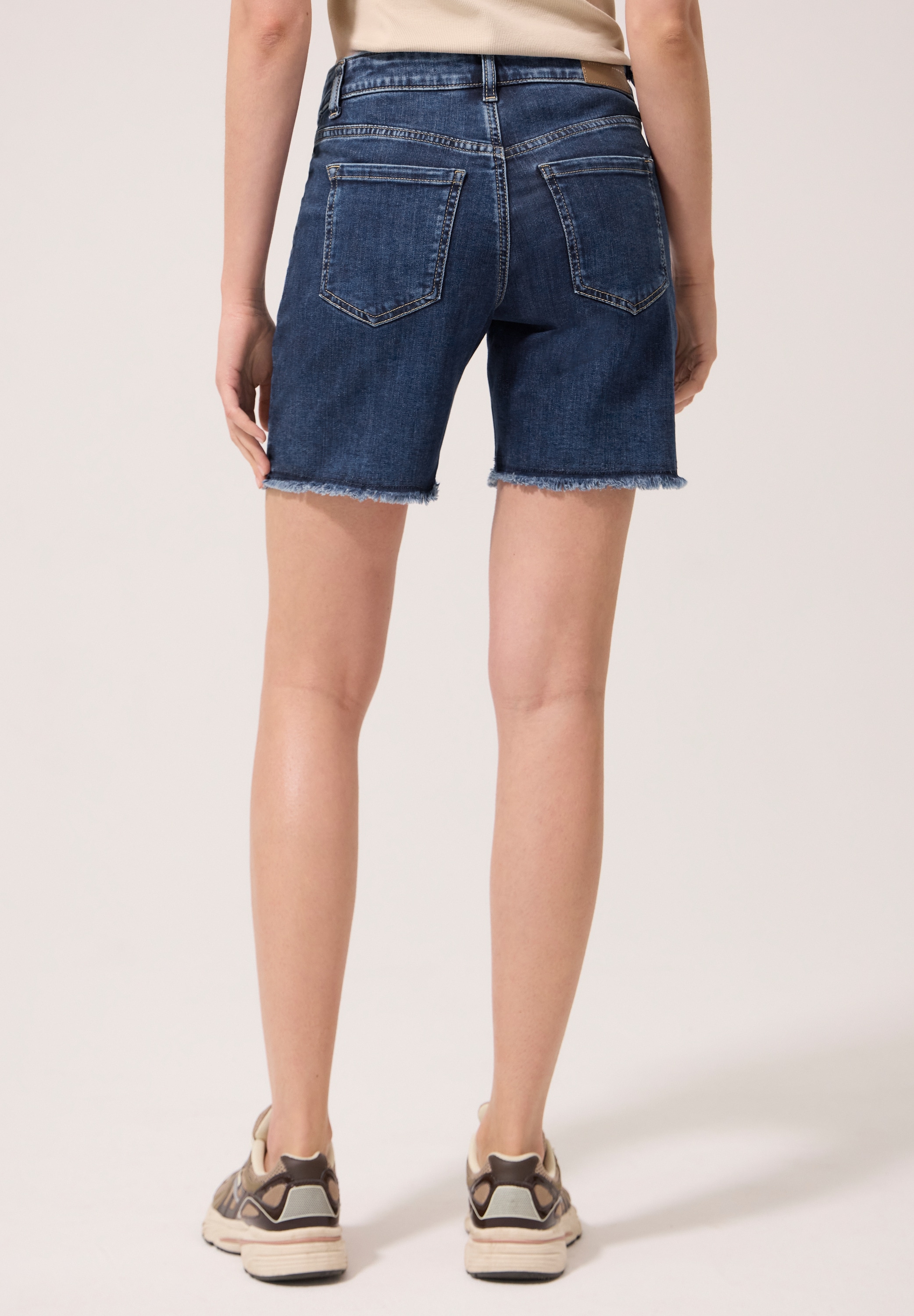 STREET ONE STUDIO Comfort-fit-Jeans mit ausgefranstem Hosensaum