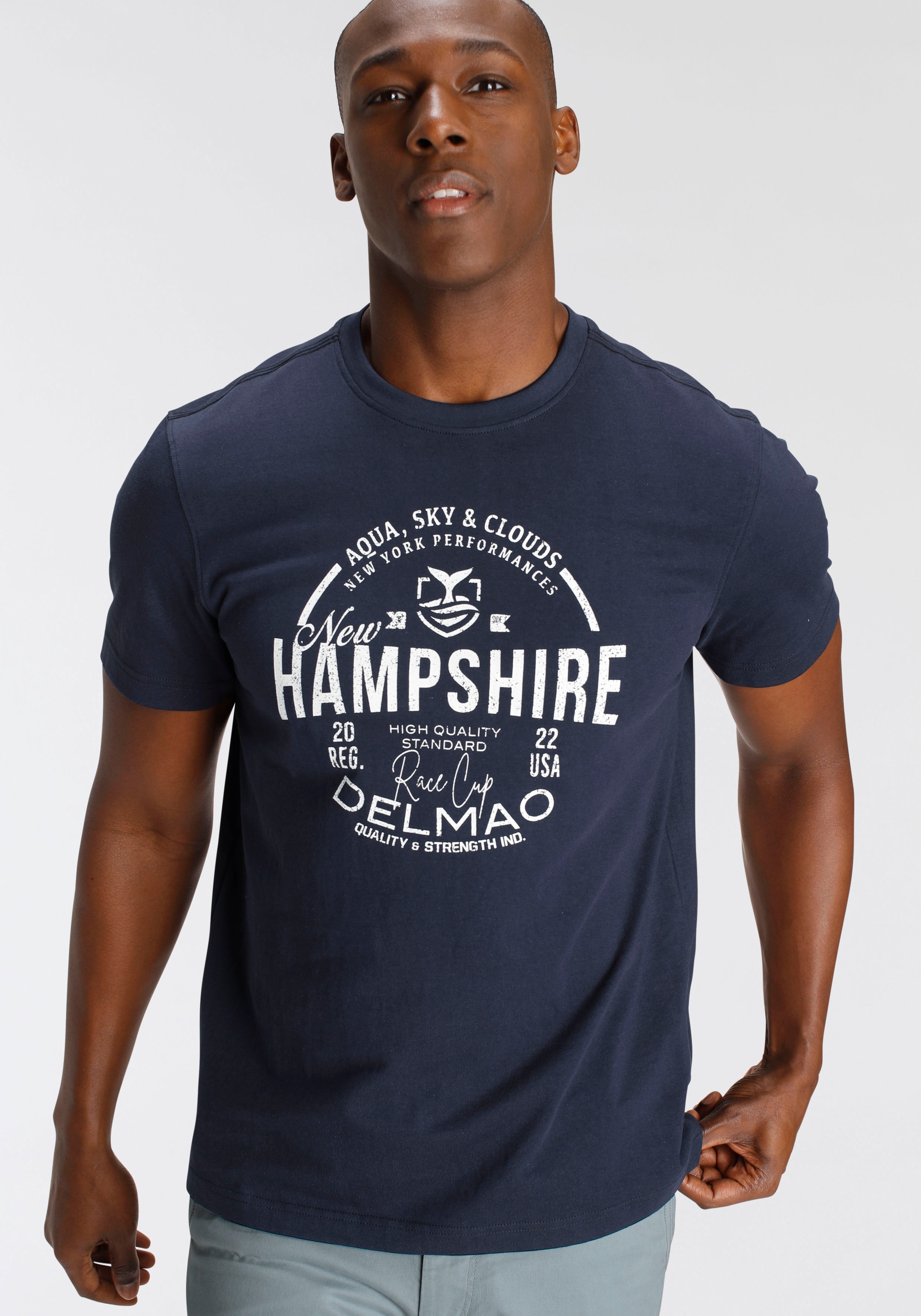 DELMAO T-Shirt, Kurzarm, lässige Passform, mit peppigem Print, aus Baumwolle