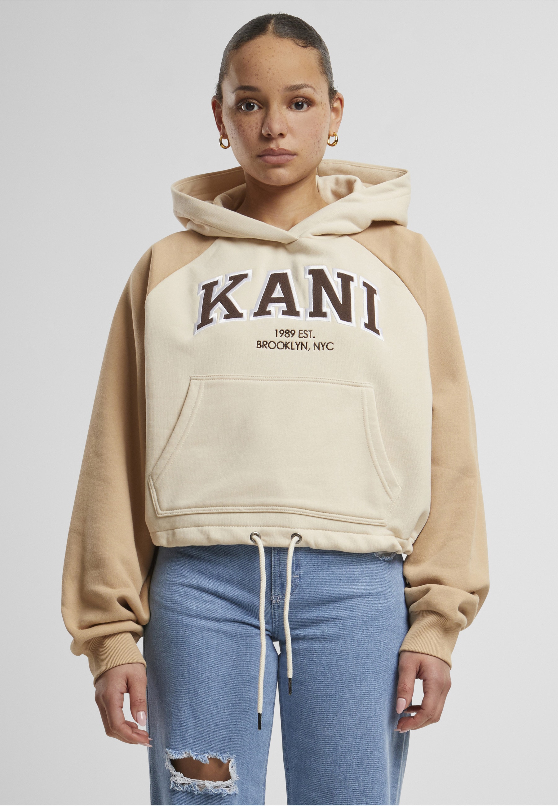 Karl Kani Kapuzenpullover »Karl Kani Damen KW224-005-2 KK Serif Crop Raglan Hoodie« 1 Stk.