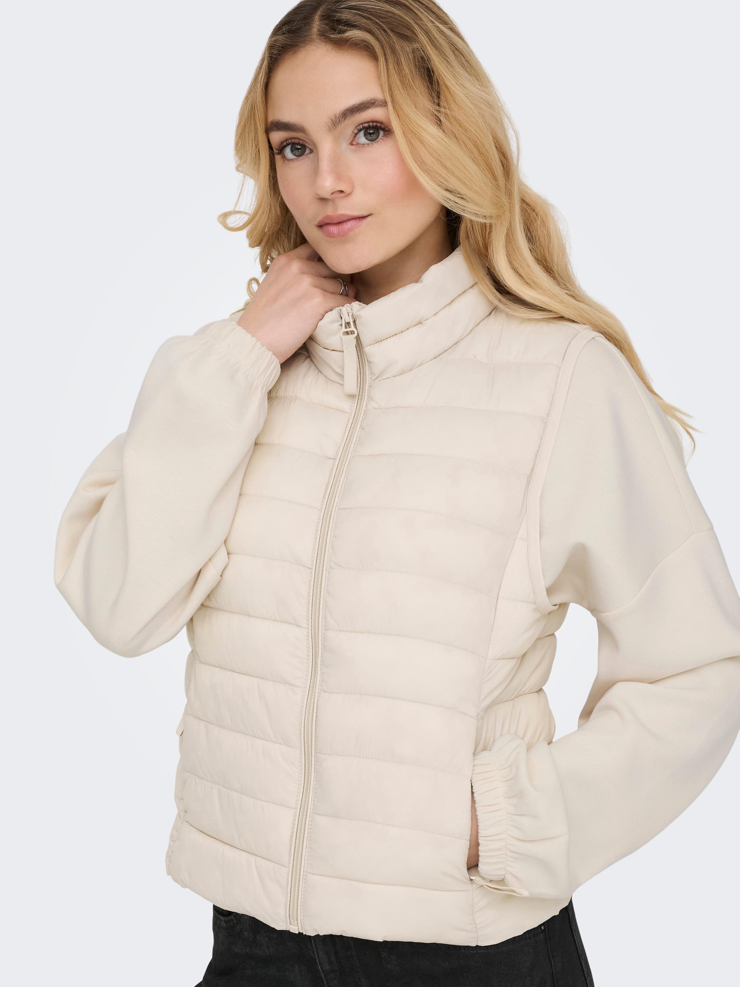 ONLY Steppweste »ONLTAHIA LW QUILTED WAISTCOAT OTW CC OTW« leicht glänzende Oberfläche