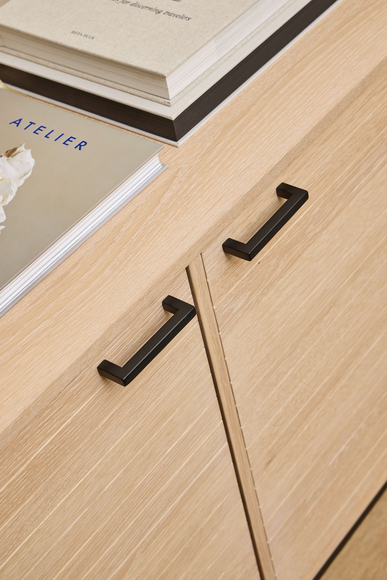 ACTONA GROUP Sideboard »Kensington«, Anrichte, 4 Türen und 4 Böden weiss pigmentiert Eiche, 180x40x80cm