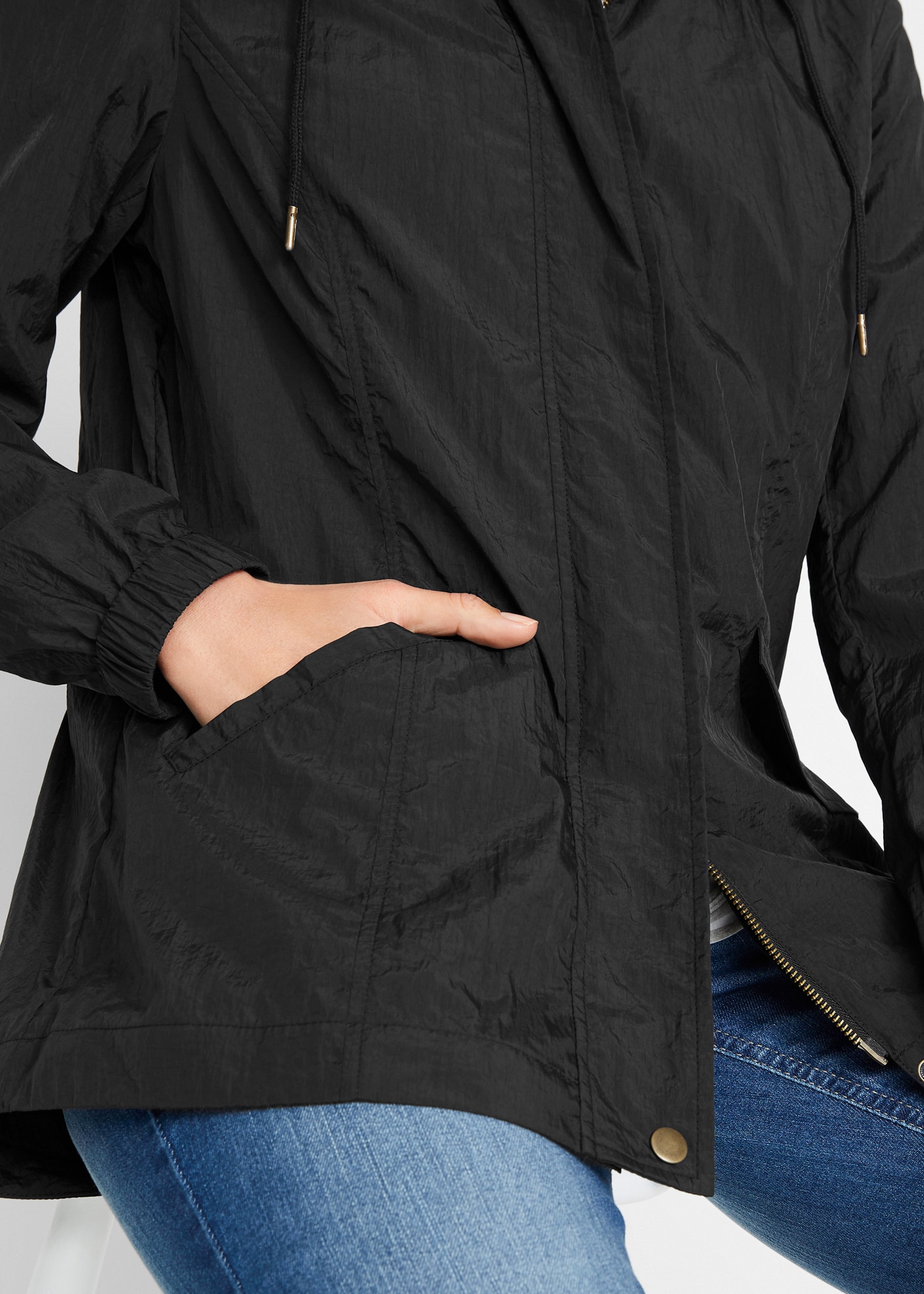 bonprix Allwetterjacke mit Kapuze sportlicher Stil, leichter Parka mit Kapuze, mit seitlichen Taschen