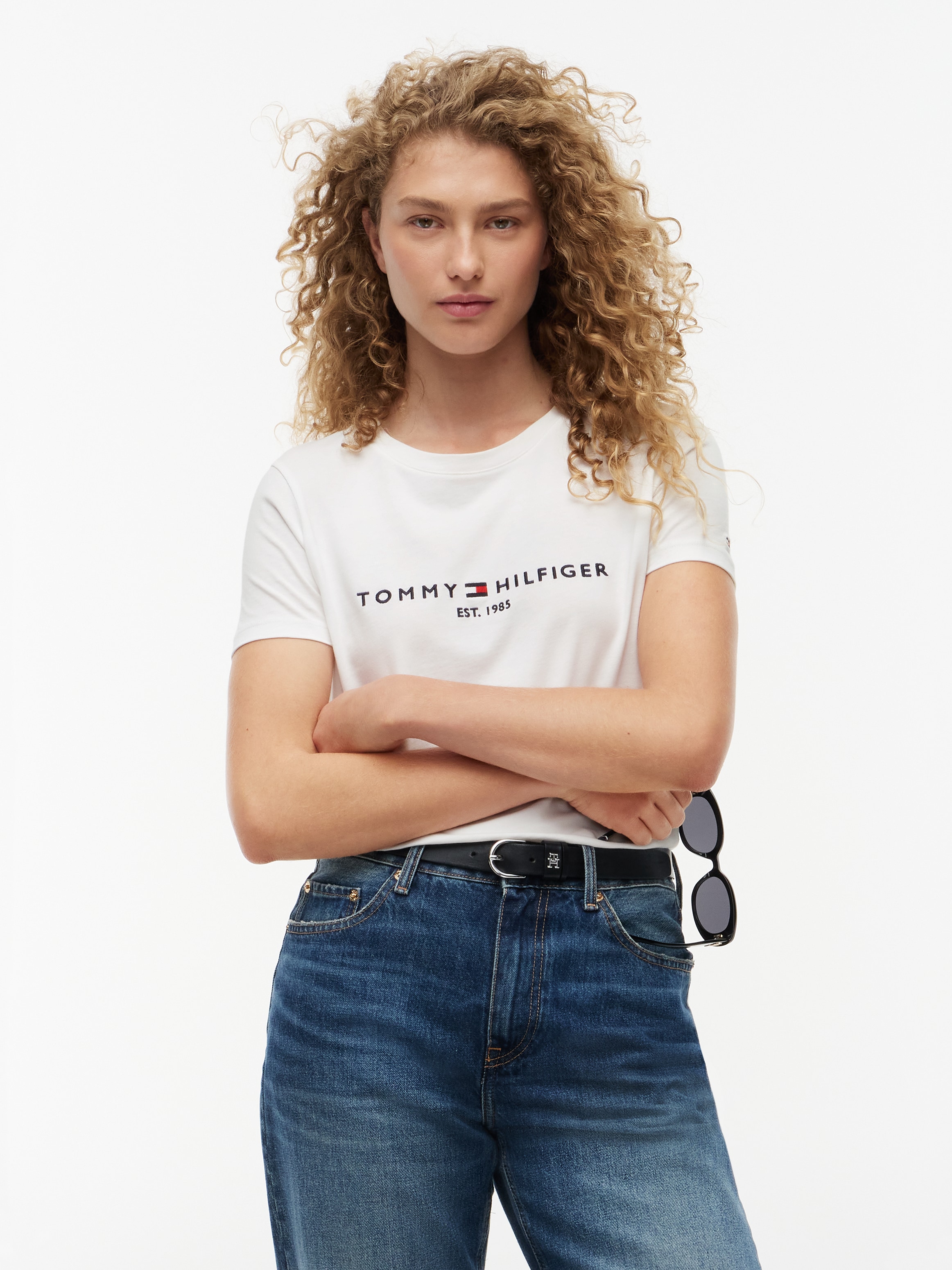 Tommy Hilfiger Rundhalsshirt "HERITAGE HILFIGER C-NK REG TEE" mit gesticktem Tommy Hilfiger Linear Logo-Schriftzug