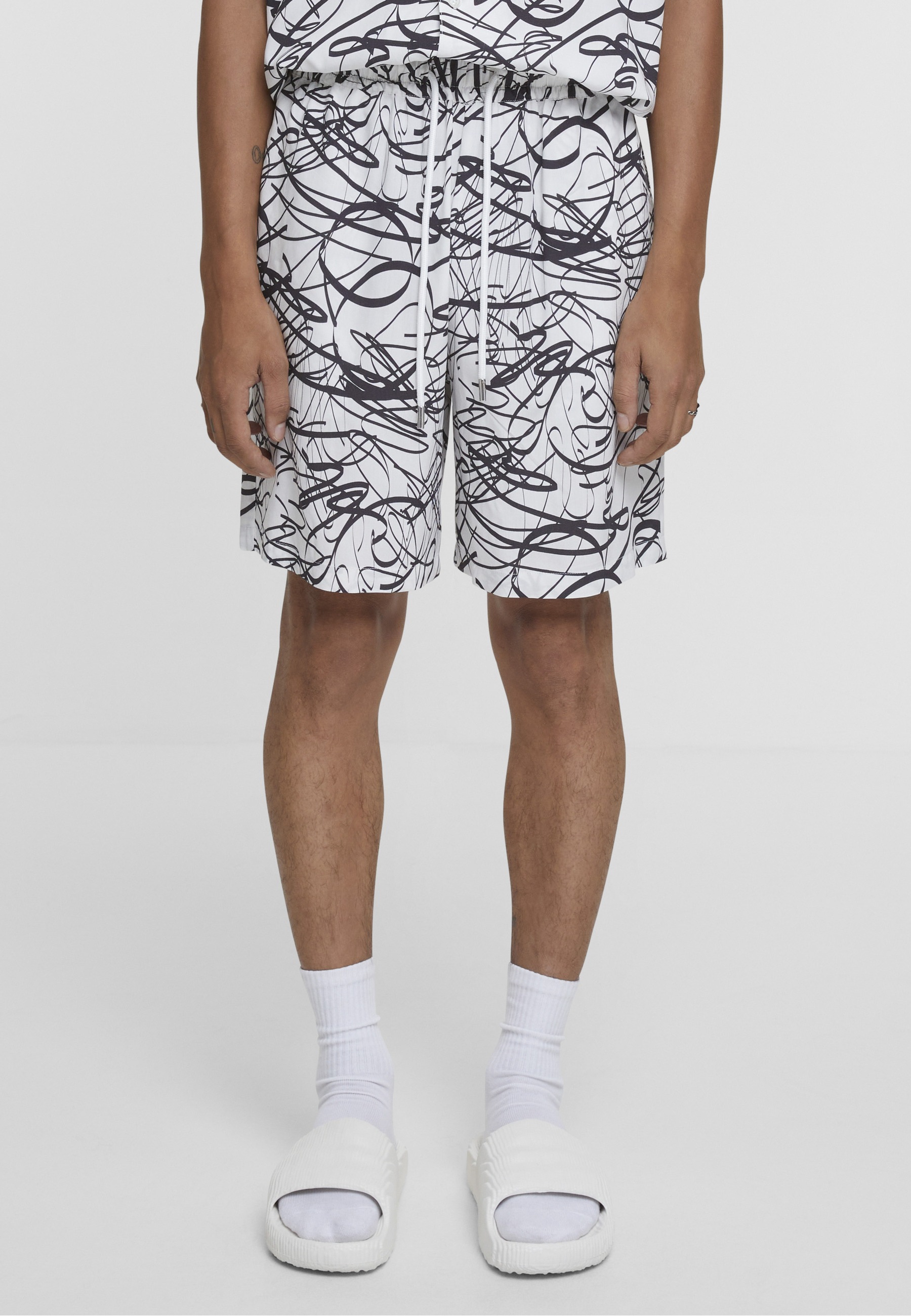 URBAN CLASSICS Stoffhose »Urban Classics Herren Viscose AOP Resort Shorts«