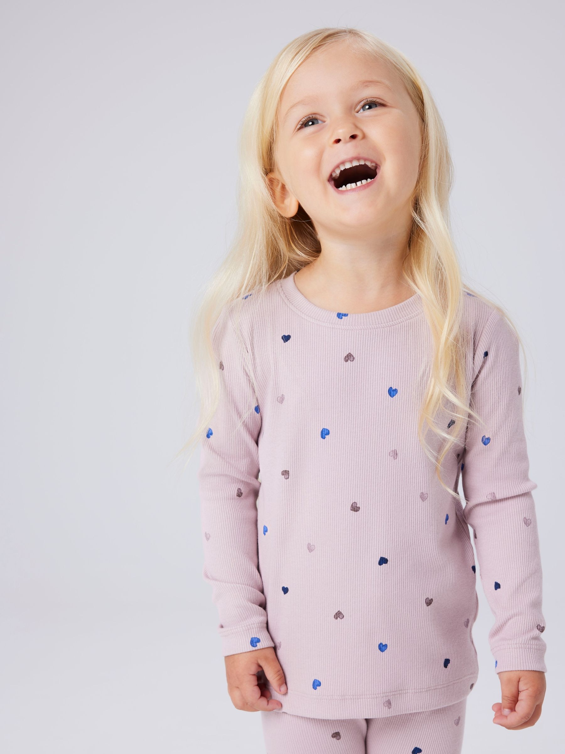 Name It Langarmshirt "NMFNUTTI LS TOP NOOS" mit tollem Herzchen-Alloverprint