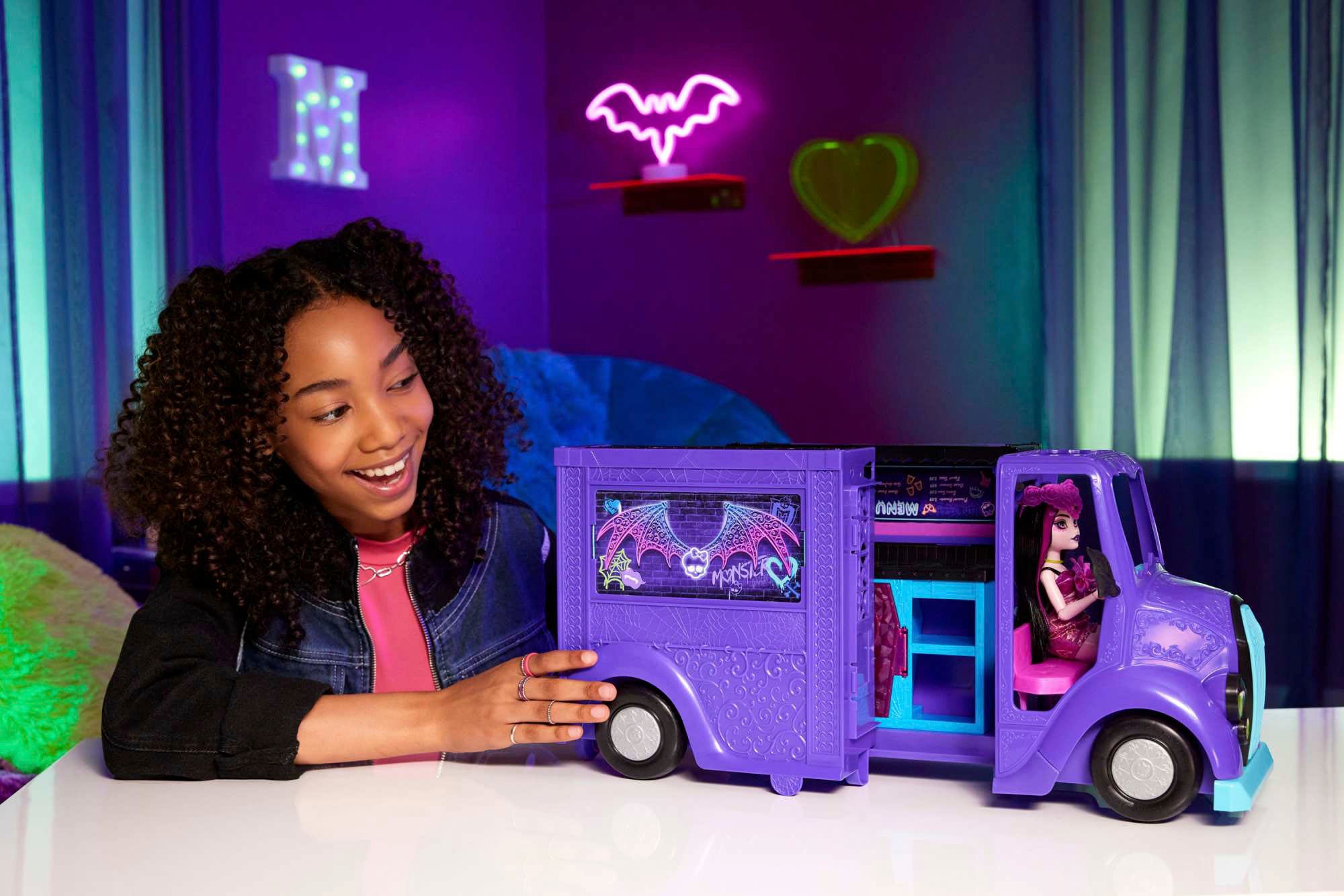 MonsterHigh™ Puppen Fahrzeug »Monster High Fangtastic Food-Truck Spielset mit Puppe Draculaura«