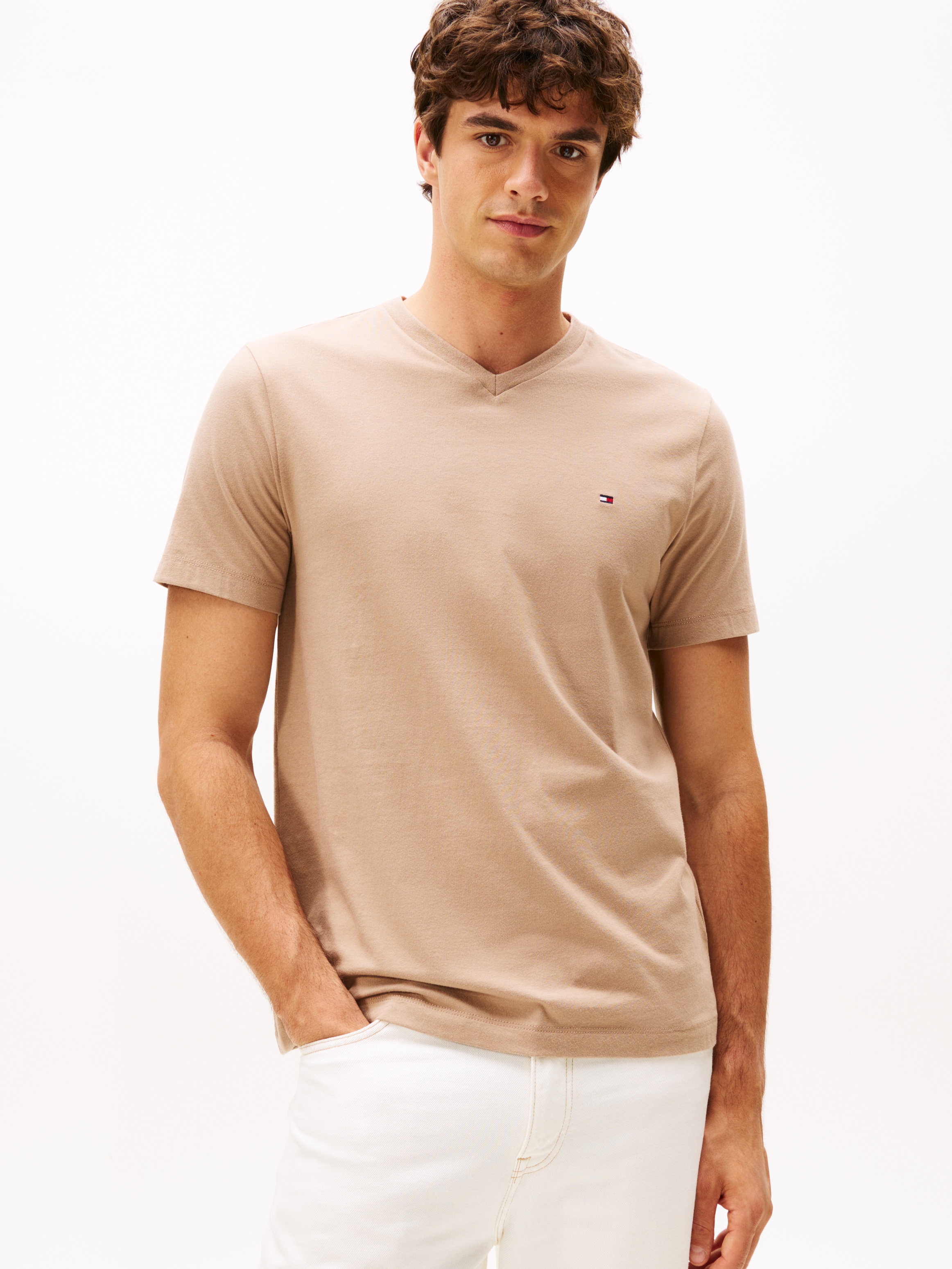 Tommy Hilfiger "ESSENTIAL V-NECK TEE mit V-Ausschnitt und Markenlabel" unif günstig online kaufen