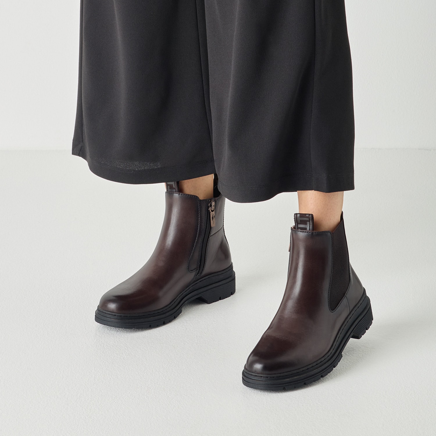 Tamaris Chelseaboots  Blockabsatz, Stiefelette mit Stretcheinsatz an der Außenseite
