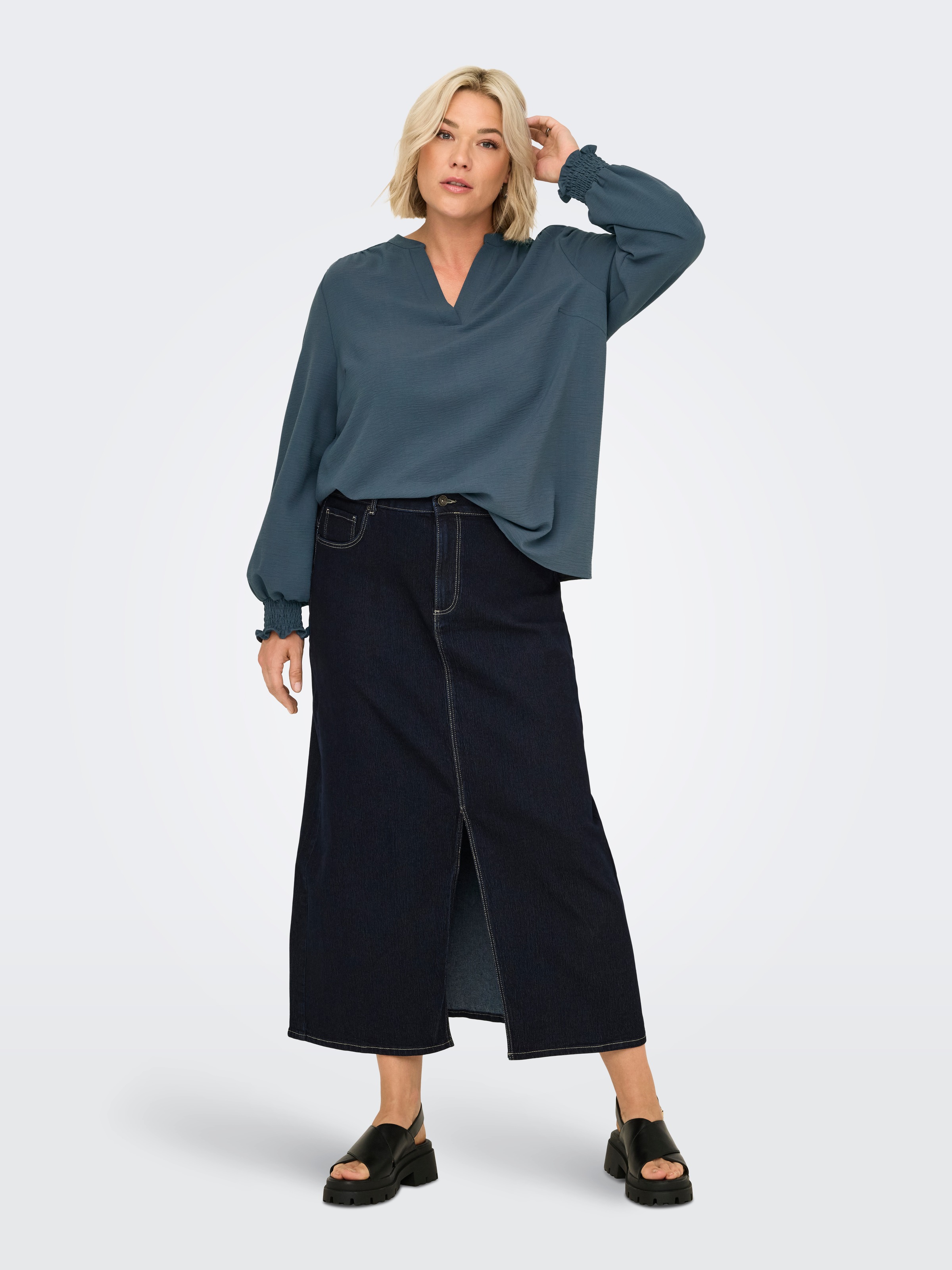 Shirtbluse ONLY CARMAKOMA "CARMETTA LIFE V-NECK TOP WVN NOOS", Damen, Gr. 48, blau (ombre blau), Web, Obermaterial: 100% Polyester, unifarben, regular fit normal, V-Ausschnitt, Bündchen, Blusen, Kunstfaser, regular fit 3